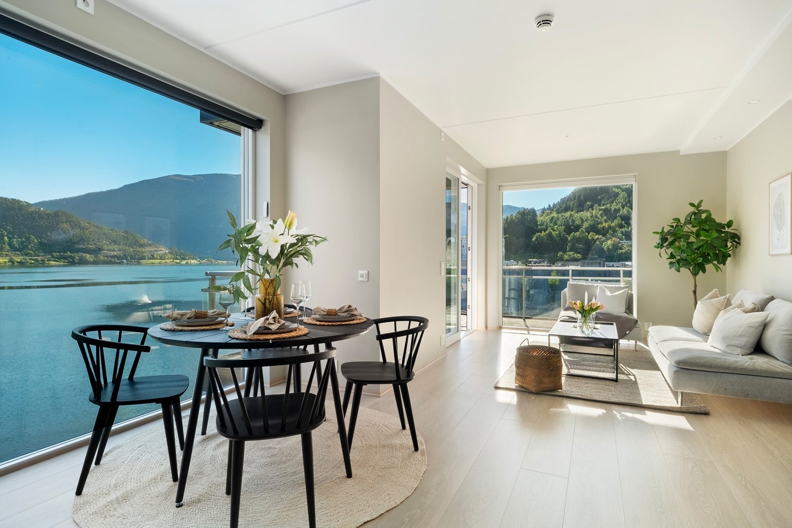 Dei store vindaugsflater slepp inn rikeleg med naturleg lys og opnar rommet mot den imponerande utsikta over fjorden, som nærast blir ein del av interiøret. Galleribilde