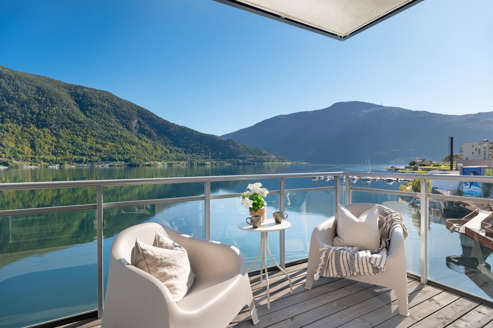 Det gode liv ved fjorden! No har du ein unik mulegheit til å sikre deg ein skikkeleg godbit på Lerum Brygge i A-blokka. Galleribilde