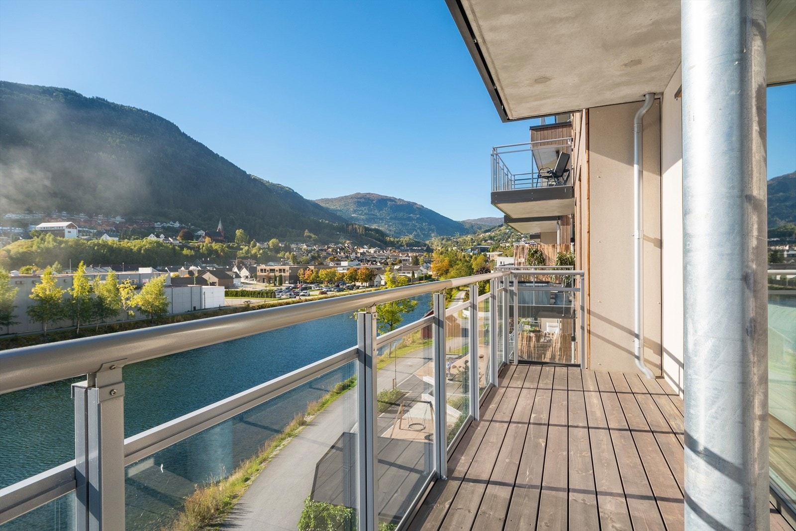 Sogndalselvi passerer roleg forbi på utsida. Her har ein flott utsikt til Stedje og Sogndalsdalen. Galleribilde