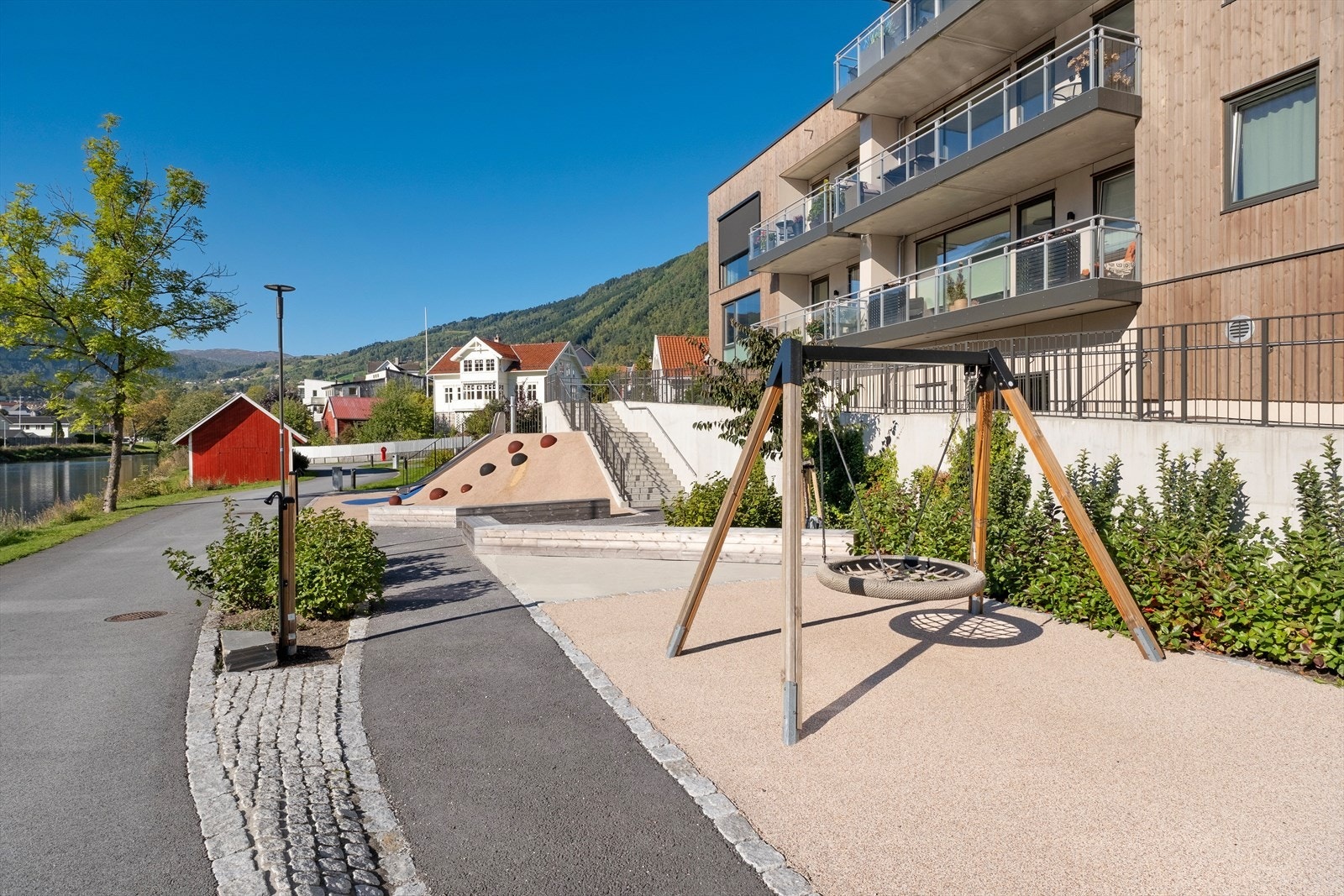 Uteområde med boltreplass for dei yngre. Galleribilde