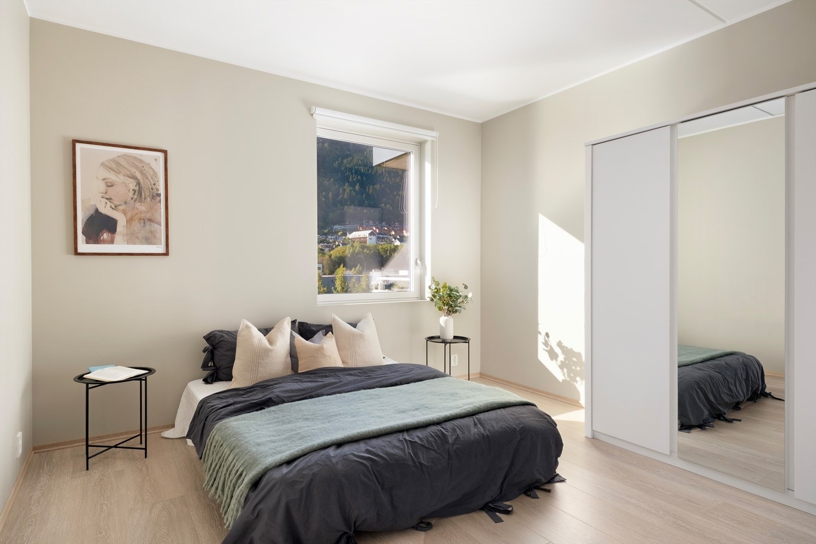 Leilegheita har også 2 fine og lune soverom der det største rommet er innreia med garderobeskåp og har plass til dobbeltseng. Galleribilde