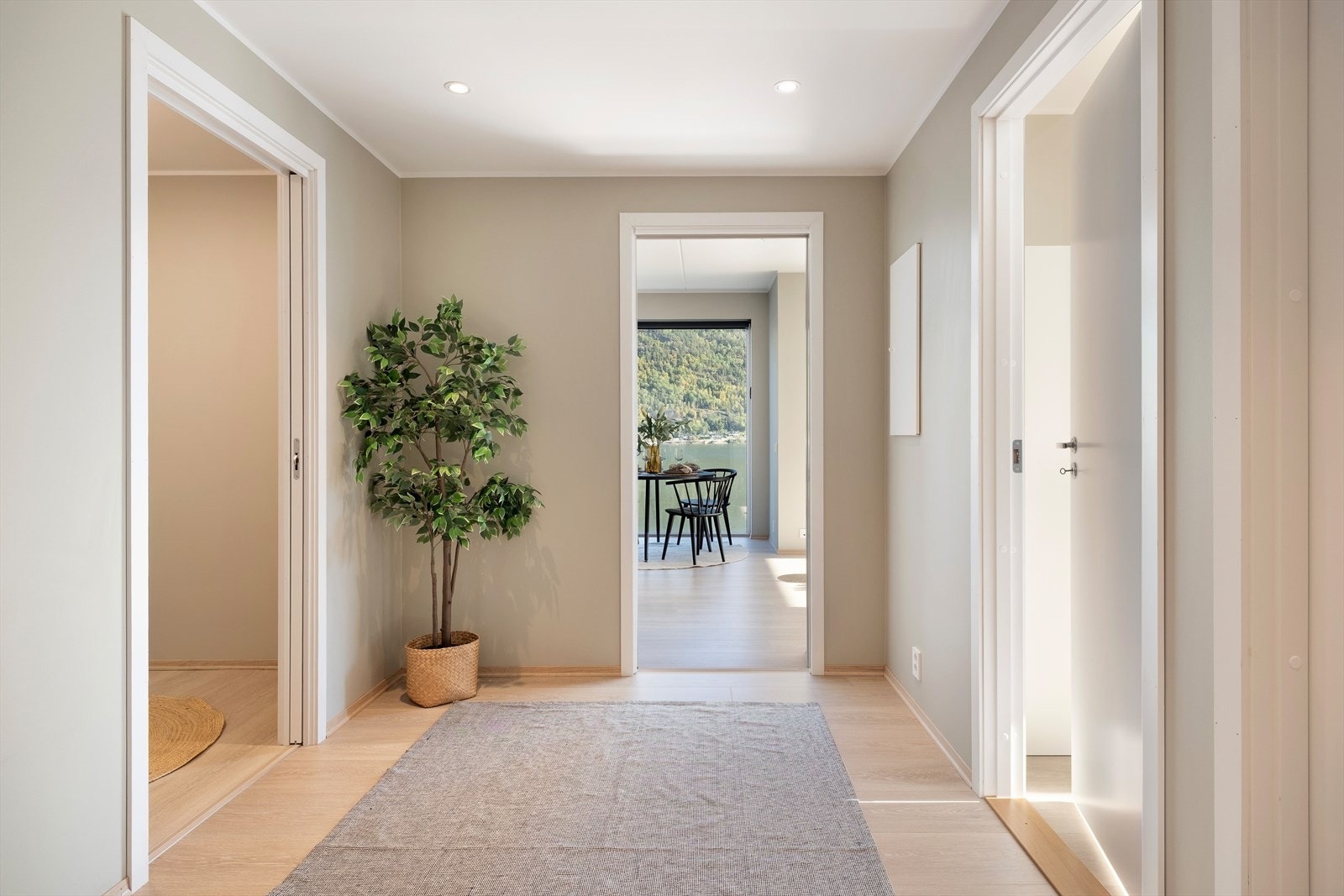 Leilegheita har eit romsleg gangareal med god plass til oppbevaring av ytterklede, sko o.l. Ein har og porttelefon med kamera og styring/opning av ytterdører i felles trappeoppganger. Galleribilde