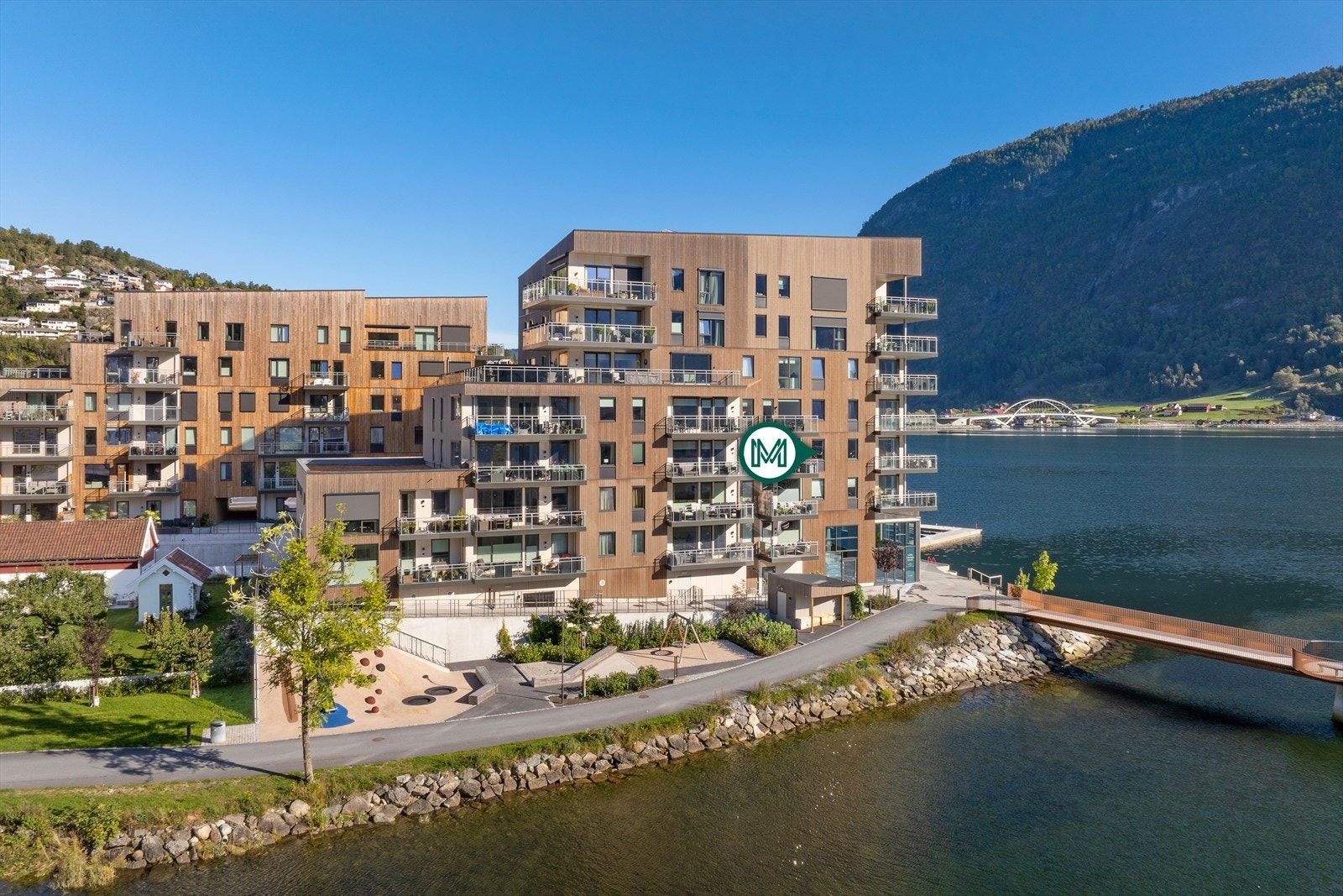 I Sogndal sentrum har du det meste av butikkar og servicetilbod. Bl.a. Sogningen storsenter. I smågatene nedanfor storsenteret finn du og kafé, restaurant, pub og kulturhus med kino, og populære fjordstien der du kan gå frå Loftesnesbrui til Bondeviki. Galleribilde