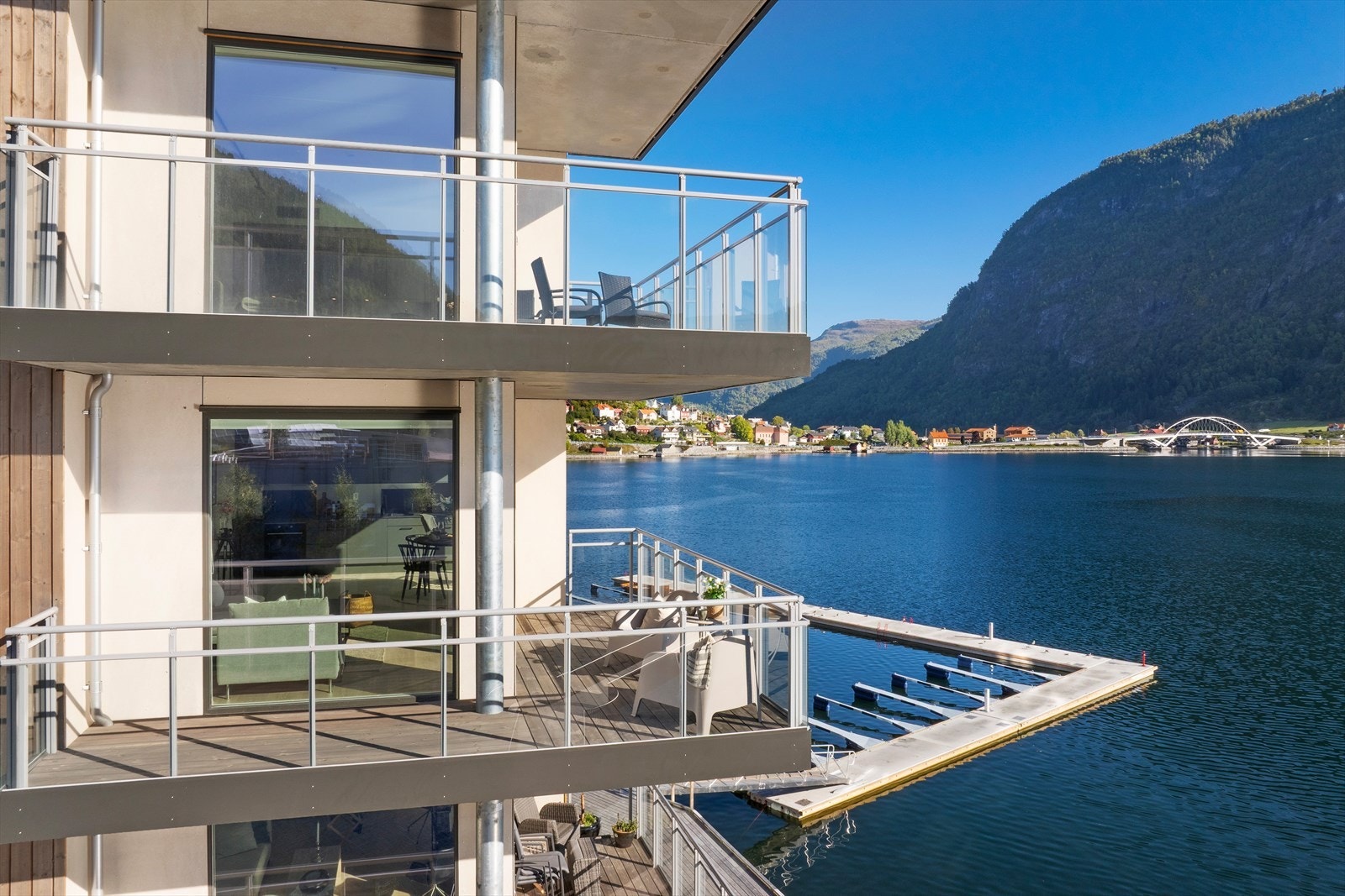 Leilegheita ligg i 3.etg. og inneheld m.a. 2 soverom, stove/kjøkken med tilkomst ut til balkong. Balkongen er på heile 15 m2 og har god plass til fleire sittegrupper, og lite innsyn. Parkering og sportsbod i kjellaren. Galleribilde