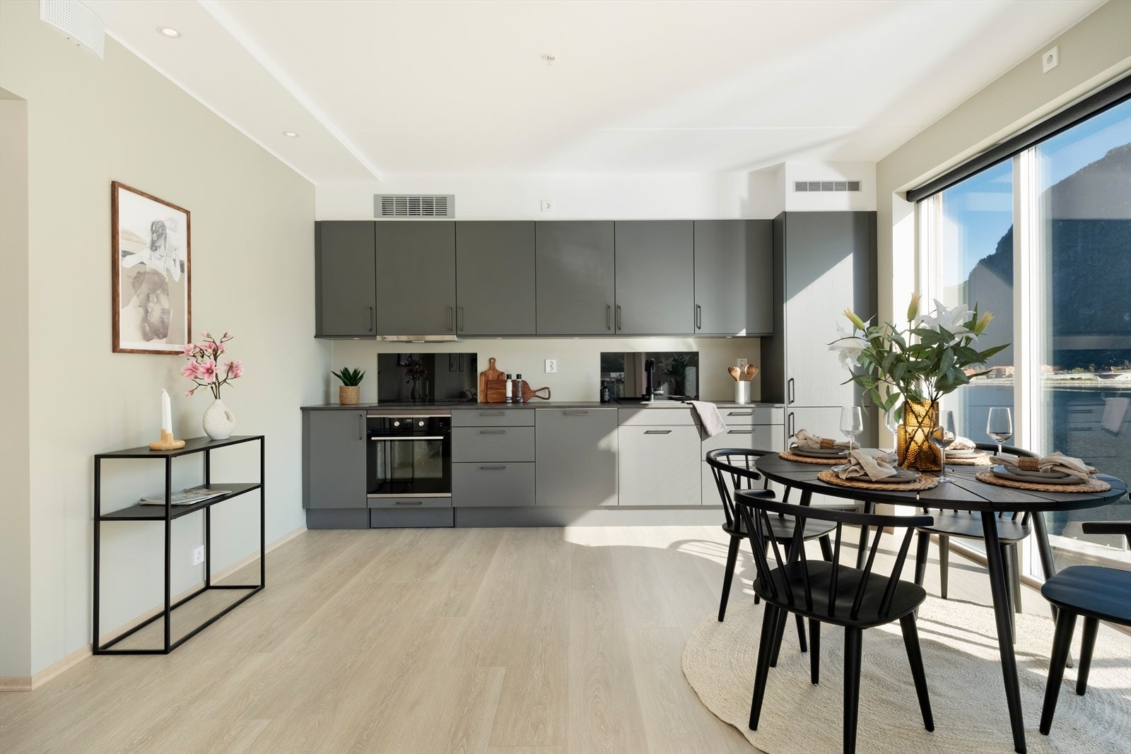 Kvitevarer er innebygd og består av steikeomn, platetopp, oppvaskmaskin om kombinert frys- og kjøleskåp. Det er godt med oppbevaringsplass i både over- og underskåp. Galleribilde