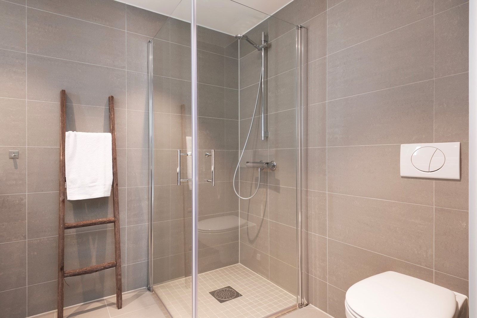 Golvet har flis og elektriske varmekablar. Badet har balansert ventilasjon. Galleribilde