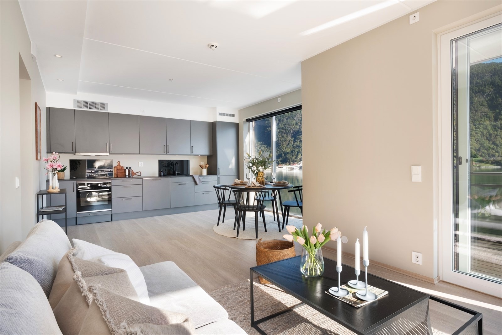 Stove og kjøkken er utforma i ei moderne og opa løysing med plass til innreiing av både sitte-og etegruppe. Galleribilde