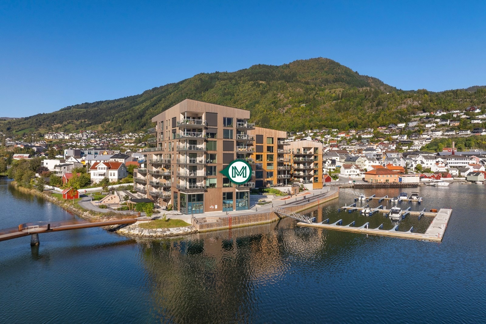 Lerum brygge ligg idyllisk til like ved fjorden, Sogndalselvi og Fjordstien, og er sentralt plassert i Sogndal sentrum. Galleribilde