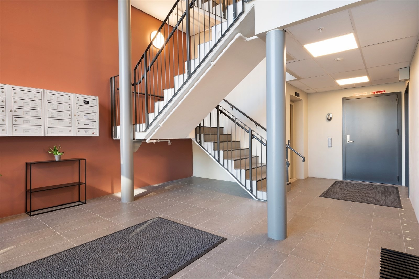 Leilegheitene har tilkomst både via trapper og heis. I fellesarealet er det også postrom. Galleribilde