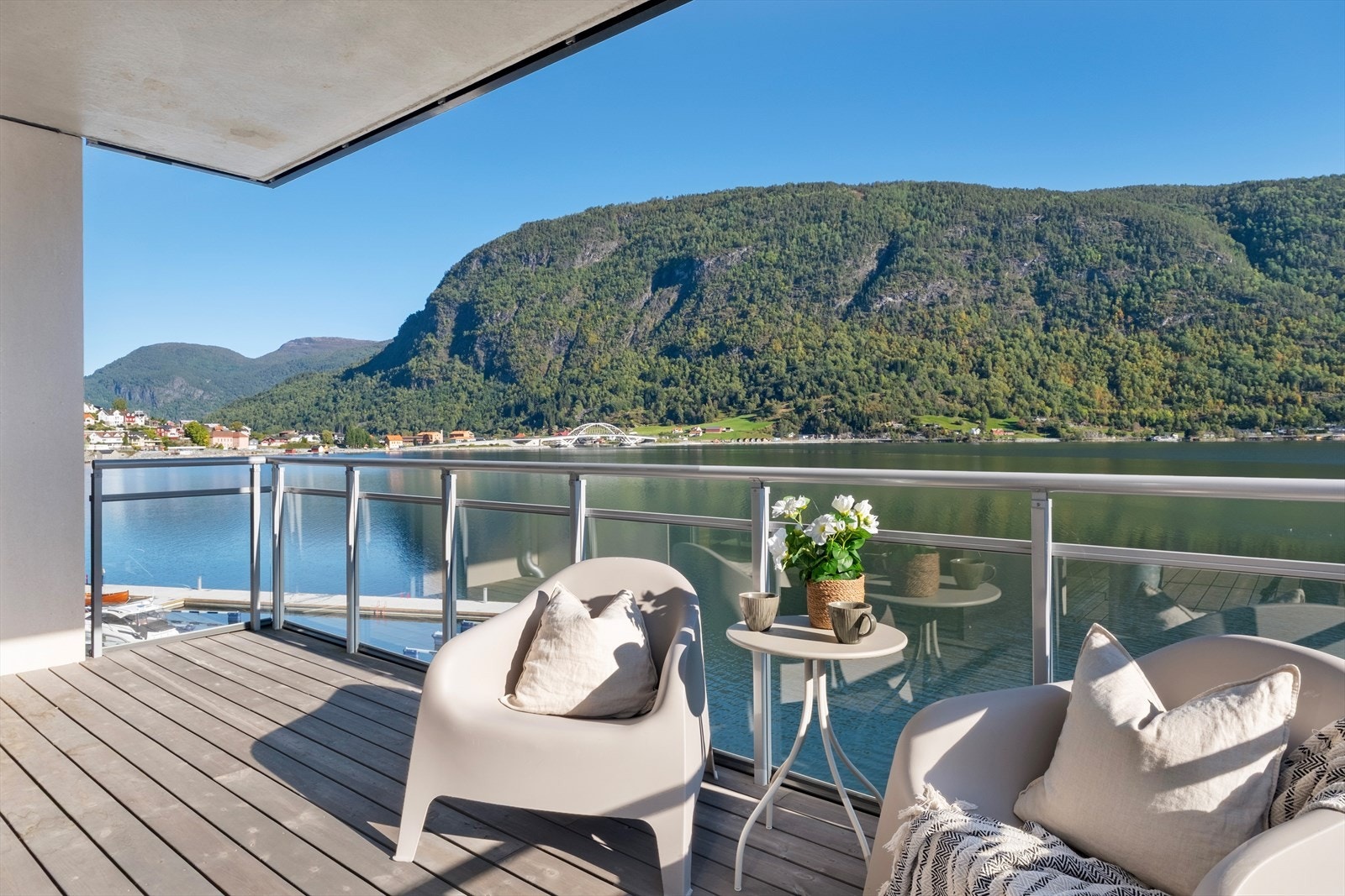 Her er det fint å sitte for å nyte utsikta av fjell og fjord. Balkongen er overbygd Galleribilde