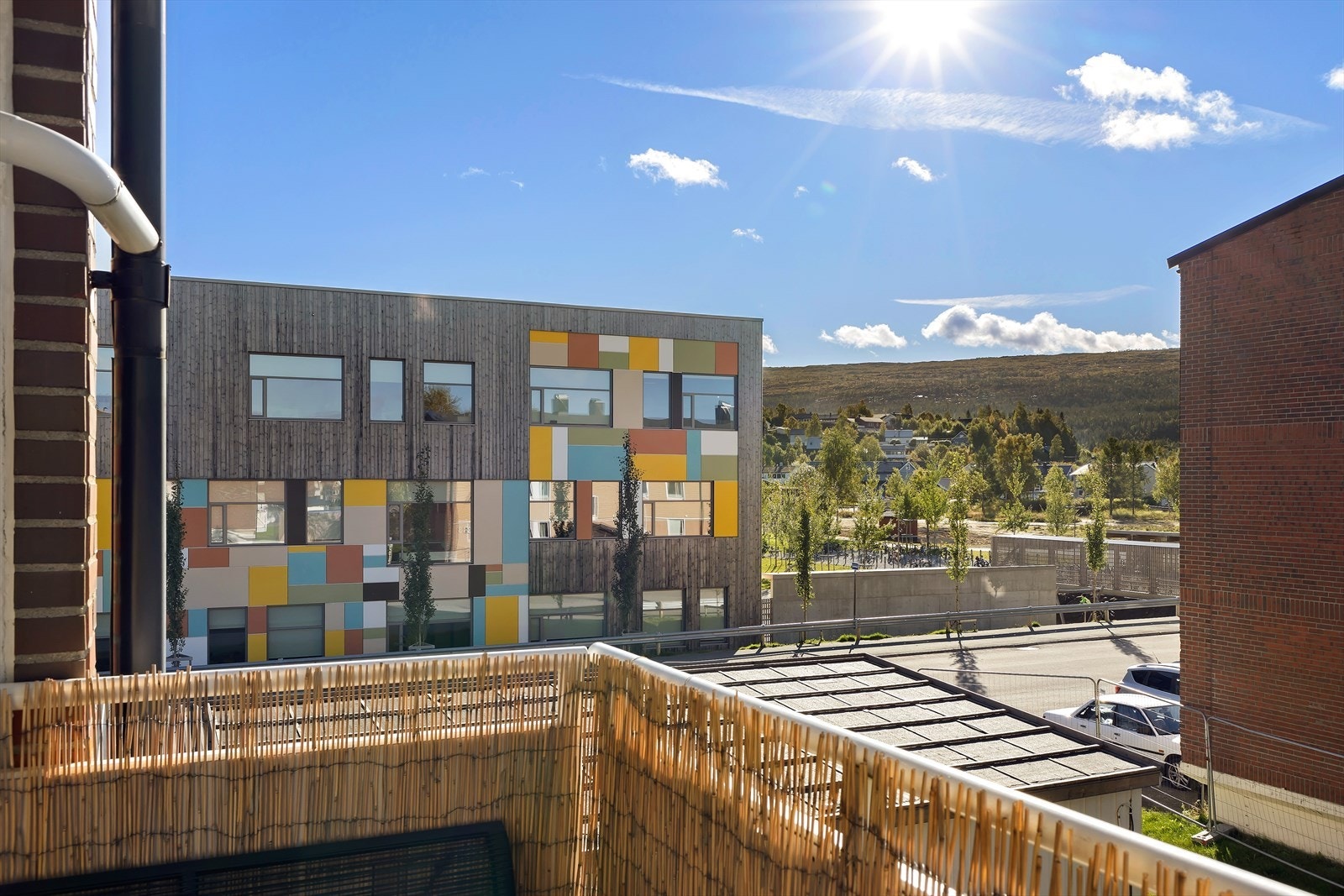 Her er det gode solforhold og fin utsikt mellom blokken i front mot Mofjellet, barneskolen og øvrig bebyggelse. Galleribilde