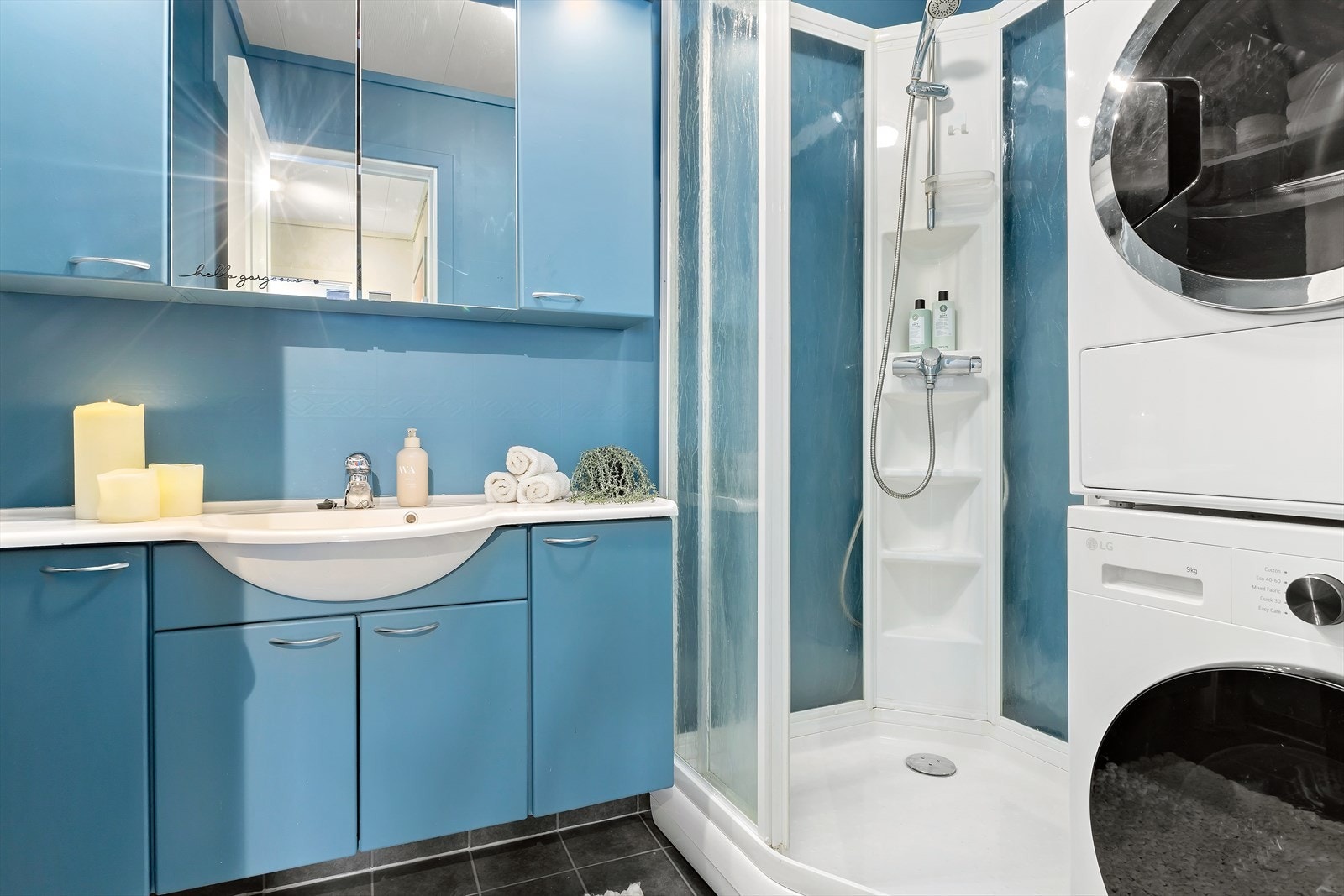 Badet har fått en frisk fargetone og er utstyrt med dusjkabinett, opplegg for vaskemaskin og plass til tørketrommel over, samt en romslig innredning med heldekkende servant. Galleribilde