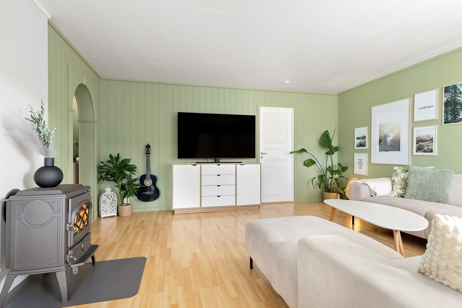 Leiligheten har et internt bruksareal på 70kvm, og varmes opp med vedovn i stue og varmekabler på bad og toalettrom. Galleribilde