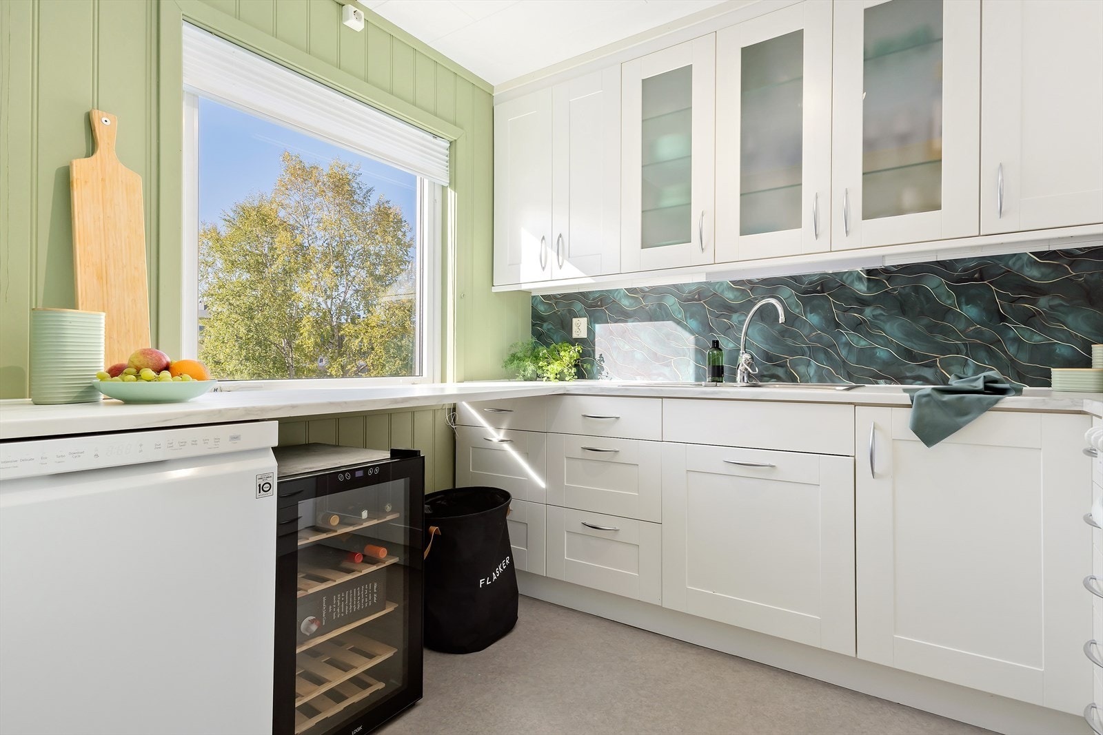 Fra arbeidsbenken har du fint utsyn mot borettslagets grønne og trivelige uteområder. Galleribilde