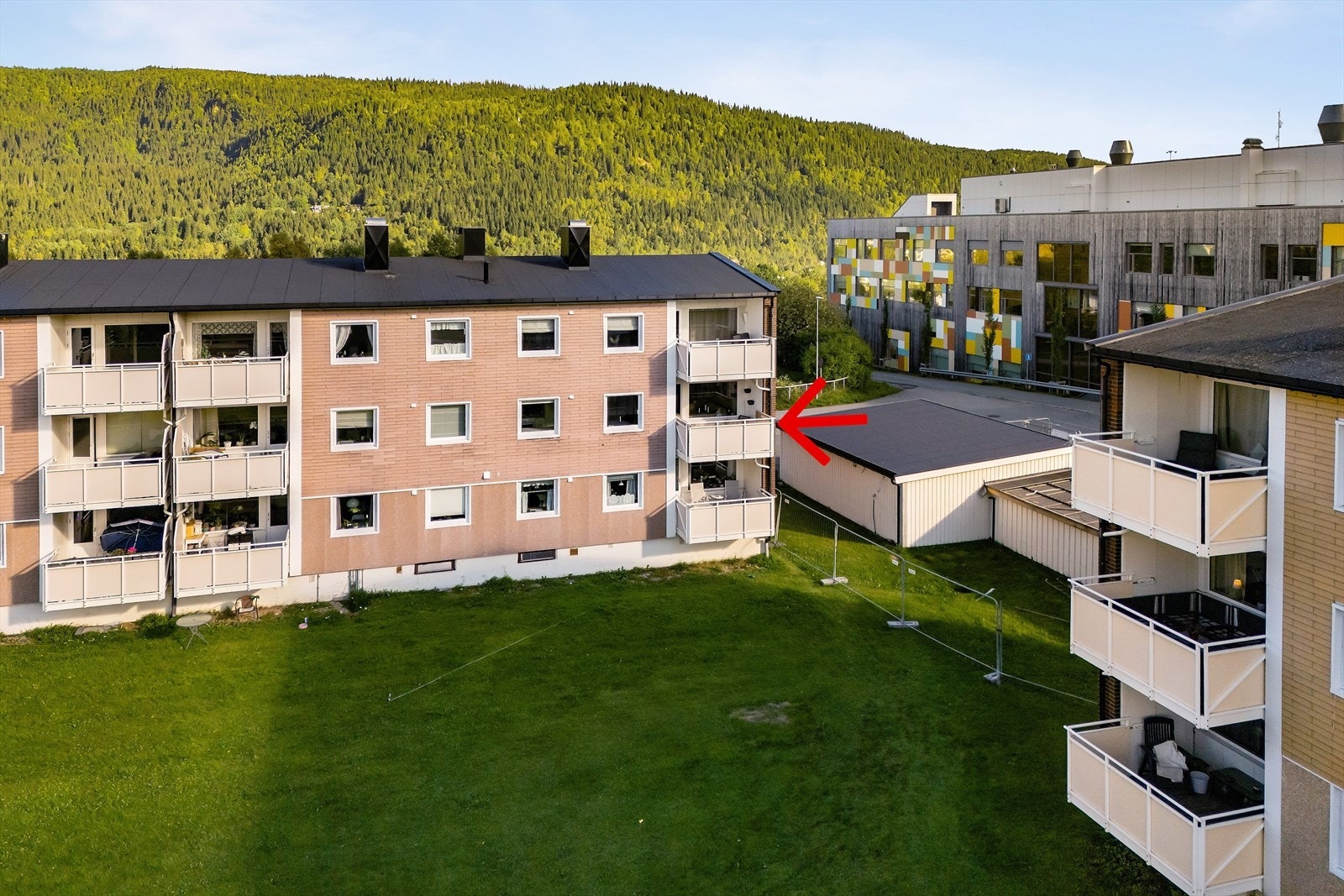 Leiligheten er en ende med attraktiv beliggenhet i 2. etasje - høyt nok til å gi både utsyn og skjerming fra gateplan, men fortsatt med lett adkomst i en blokk uten heis. Galleribilde