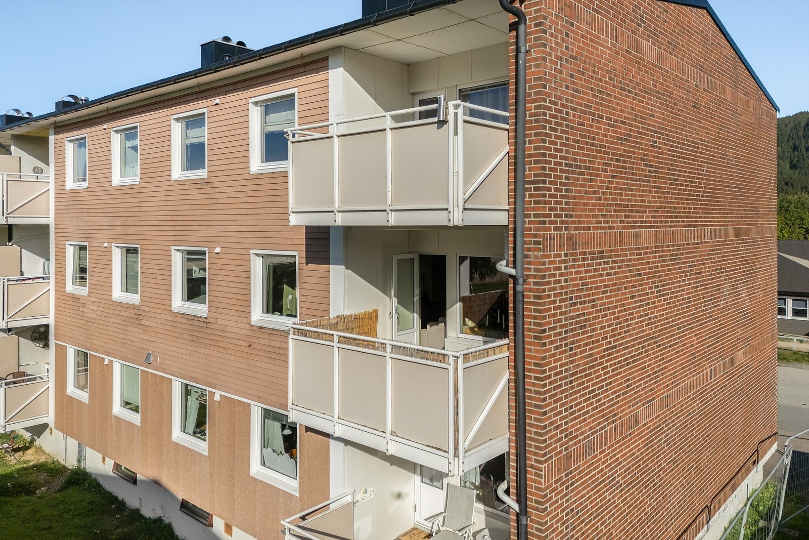 Den takoverbygde balkongen skaper en naturlig forlengelse av stuen og gir god beskyttelse mot vær og vind, og kan dermed brukes store deler av året. Galleribilde