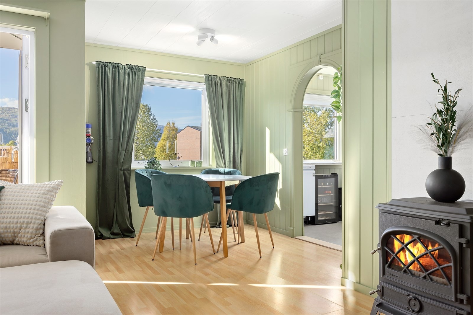 I overgangen mellom kjøkken og stue finner du en innhuk som danner en naturlig og hyggelig plass for spisestuen. Galleribilde