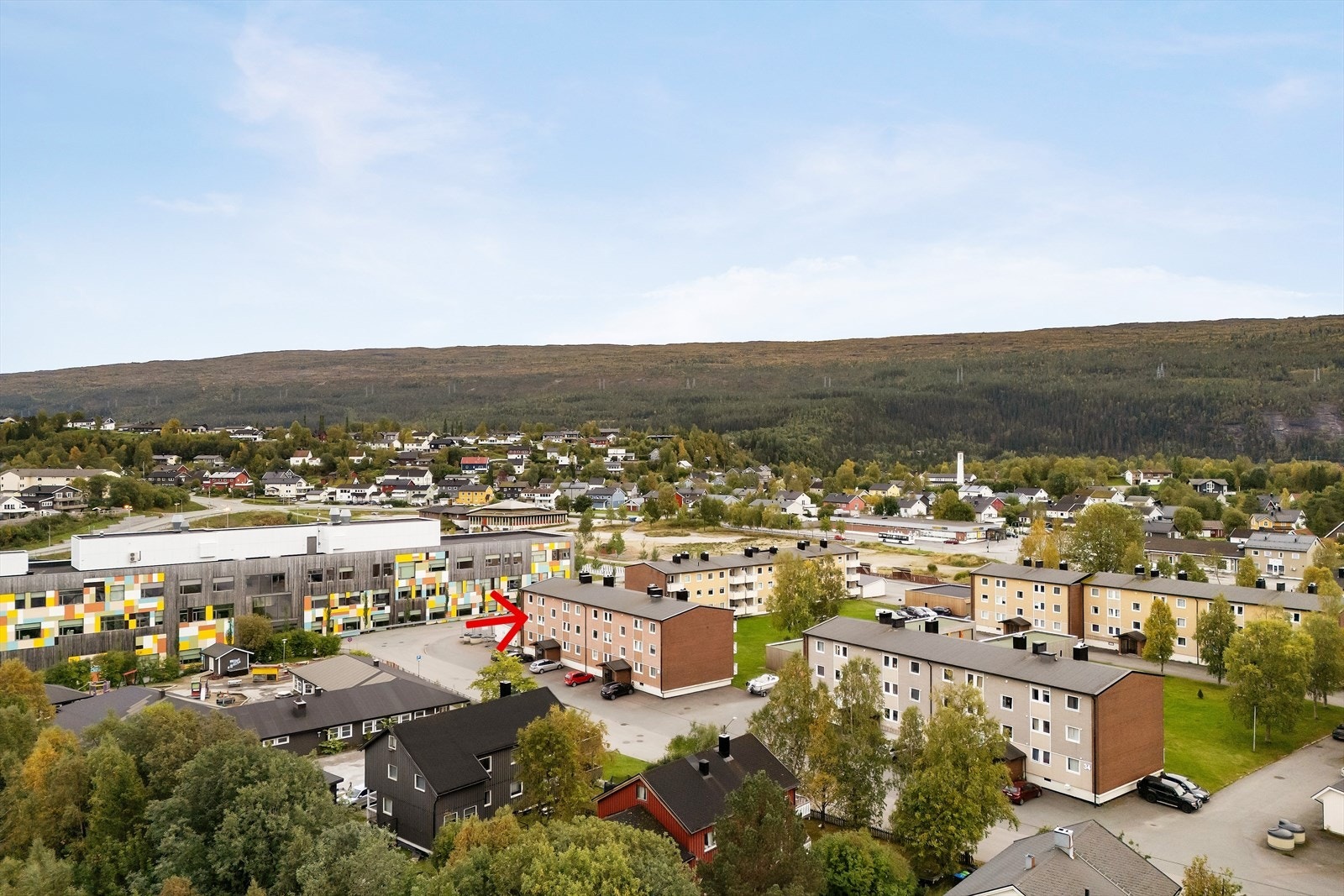 I umiddelbar nærhet er både barnehage og skole. Det er ellers også kort vei til det meste du trenger i hverdagen; dagligvarebutikk, treningssenter og spisested. Galleribilde