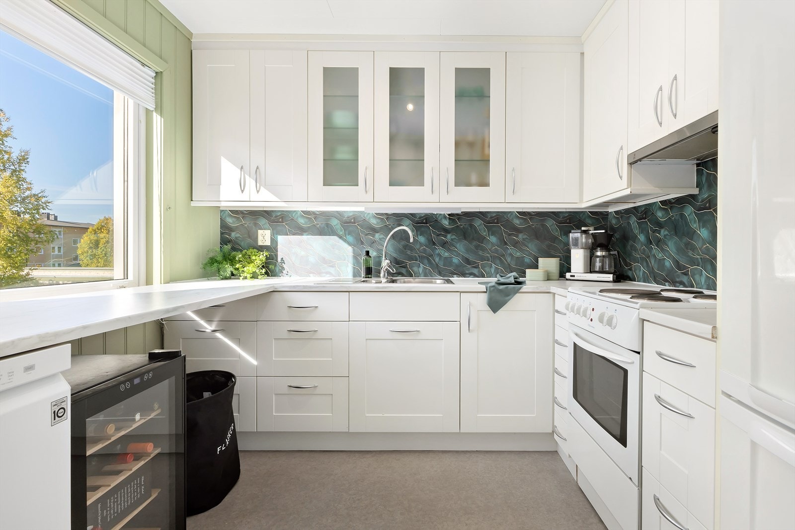 Funksjonelt kjøkken med takhøy innredning og godt med benkeplass for matlaging. Galleribilde