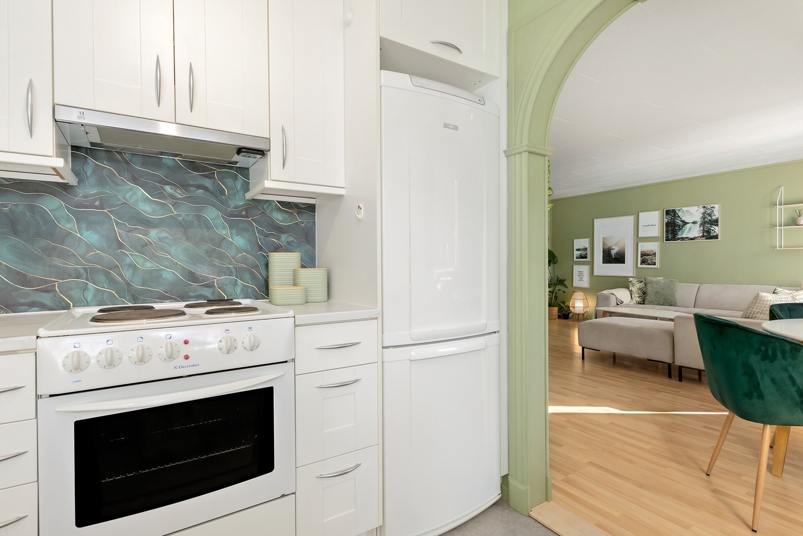 Hvitevarer som komfyr, frys/kjøleskap og oppvaskmaskin medfølger handelen. Galleribilde