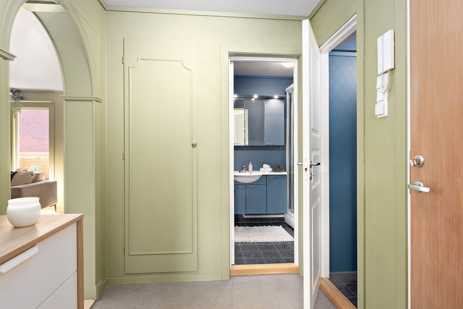 Leiligheten har en romslig entré med porttelefon, slik at du enkelt kan slippe dine gjester inn. Galleribilde