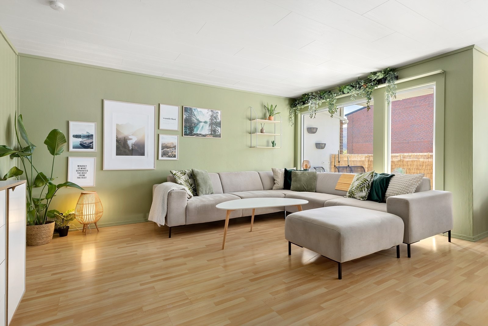 Leiligheten ligger fint til i 2. etasje og har gjennomgående fine fargevalg og fremstår som moderne og lett å møblere. Galleribilde