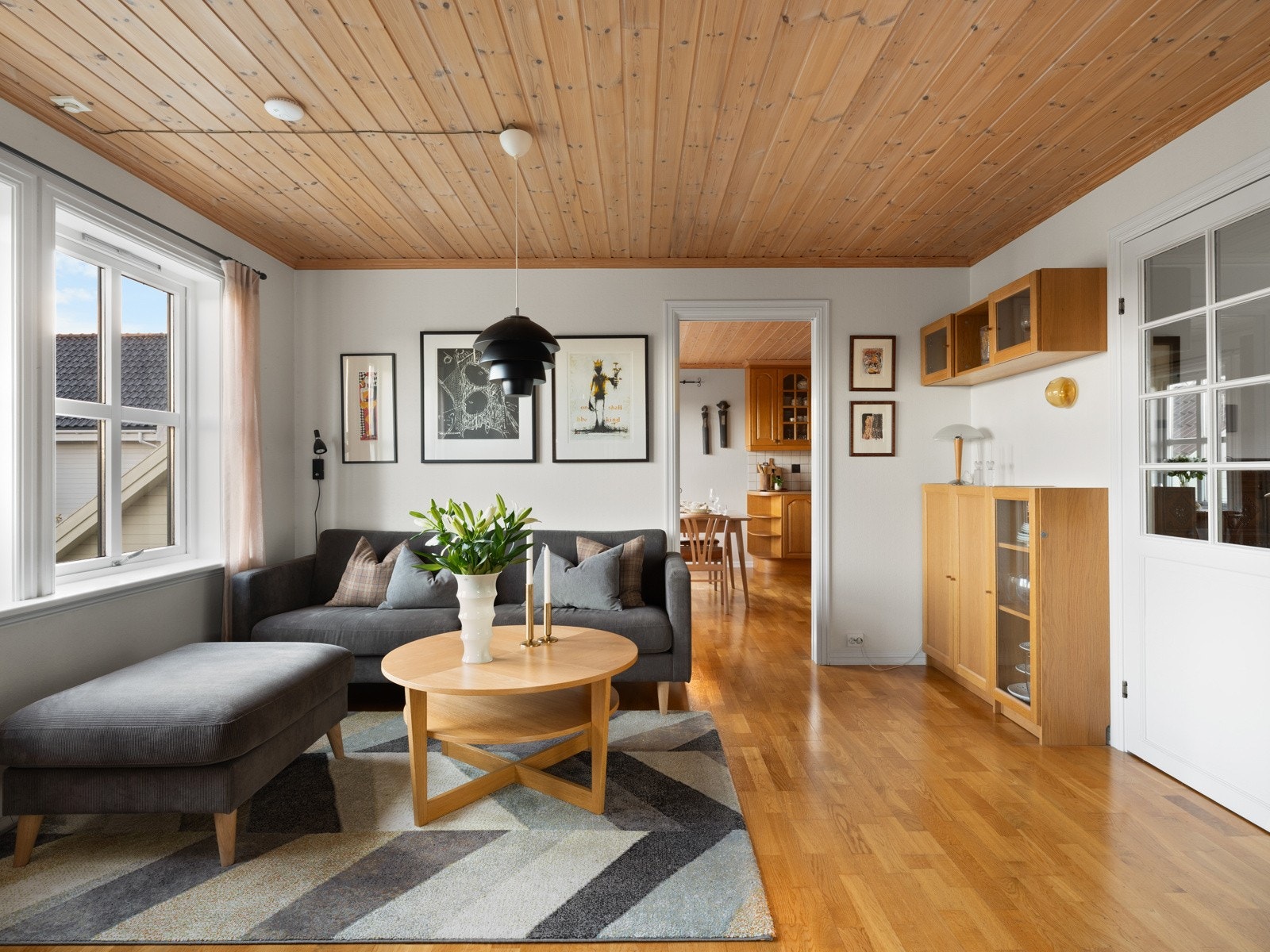 Stuen har flere vindusflater som slipper inn rikelig med naturlig lys. Galleribilde