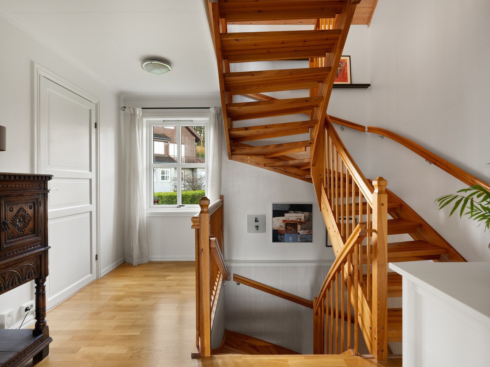 Fra gangen i 1. etasje har man trappen som tar deg opp til boligens 2. etasje og ned til underetasjen. Galleribilde