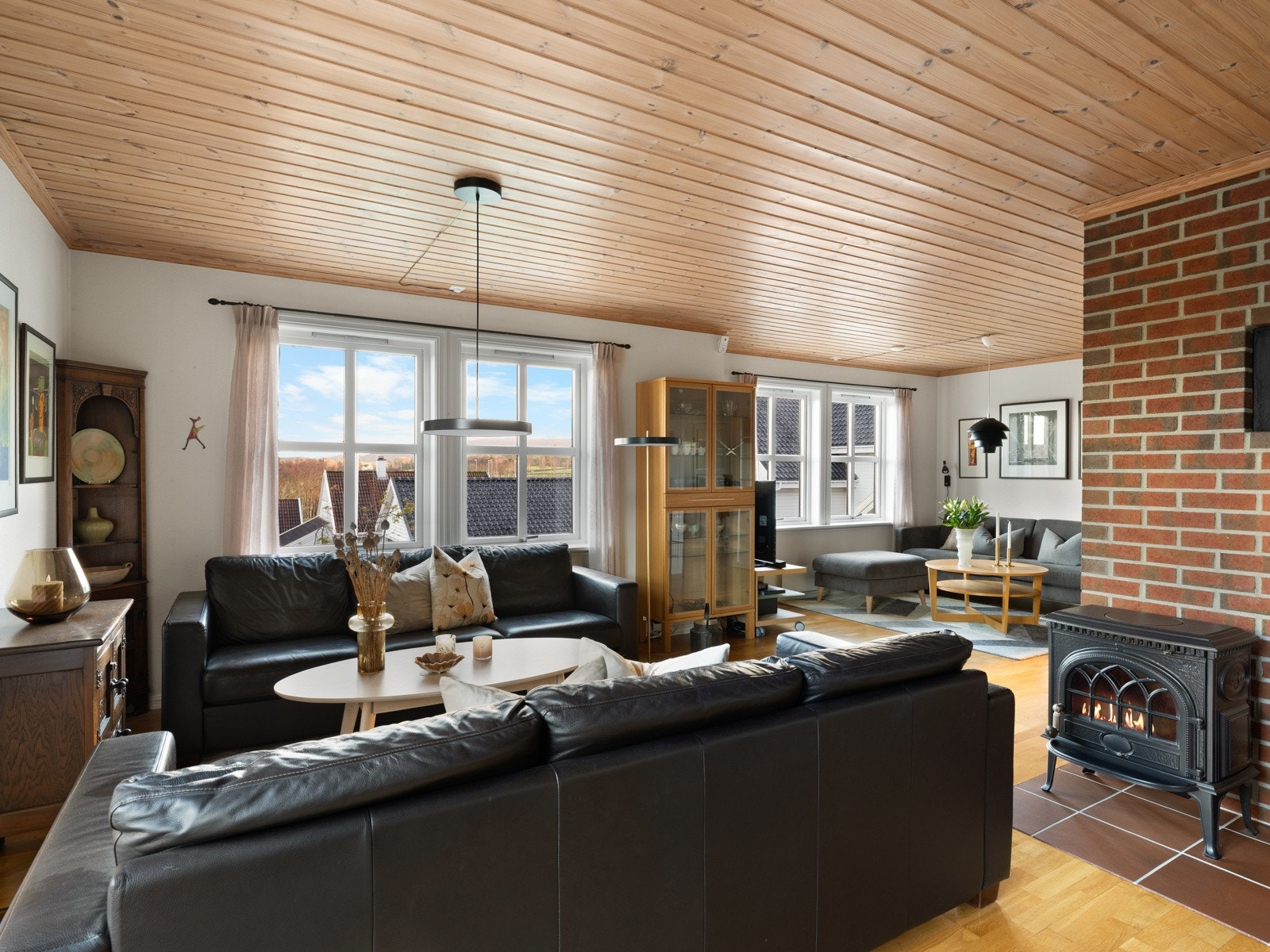 Det er god plass til å innrede med flere soner - med for eksempel en komfortabel sofagruppe og en egen sone med sofa og TV-seksjon. Galleribilde