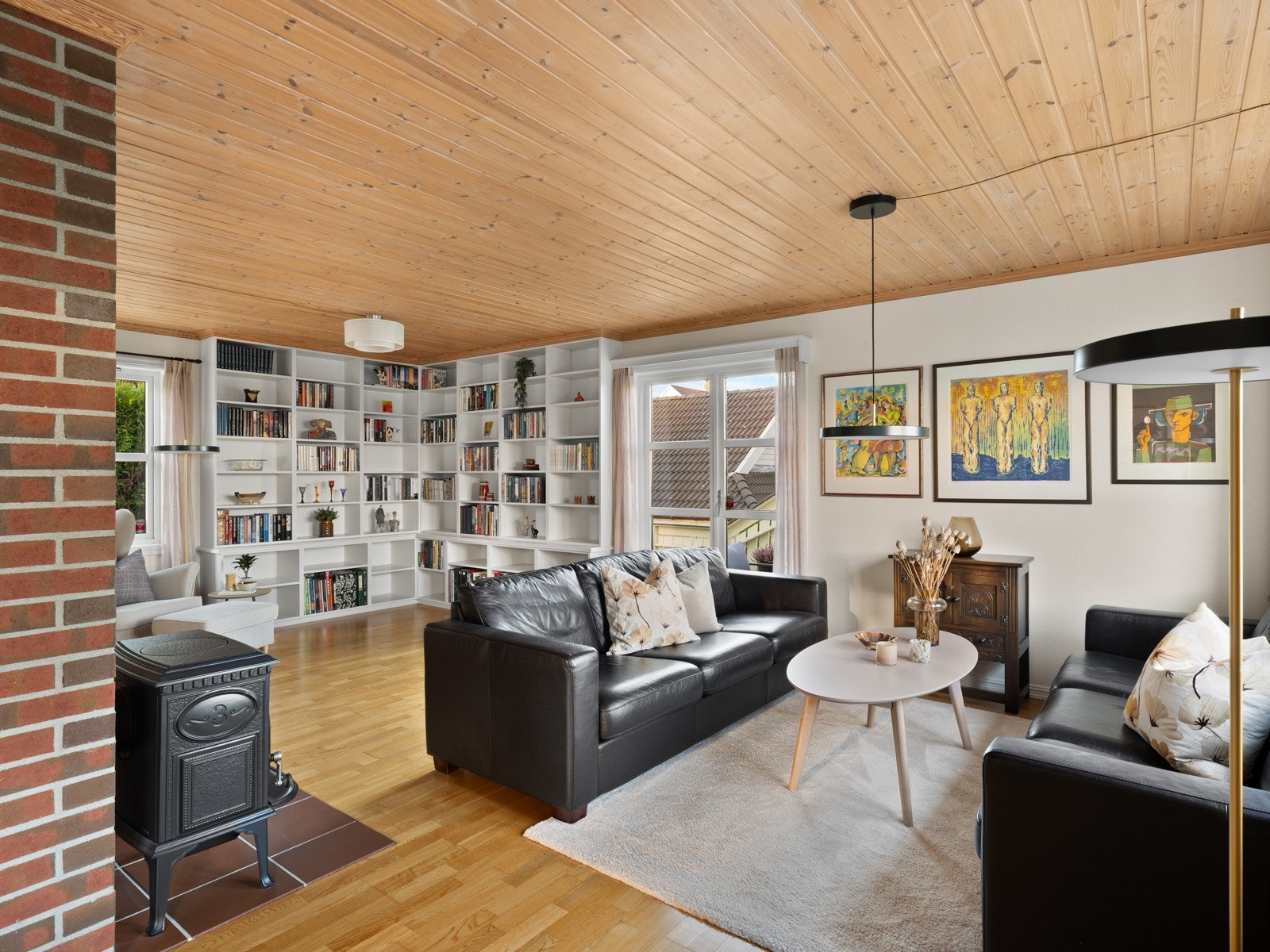I stuen har man også en vedovn som skaper en lun atmosfære på kalde vinterkvelder. Galleribilde