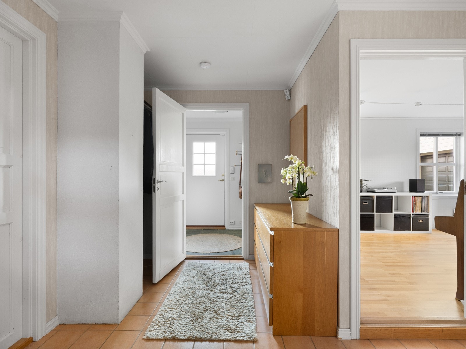 Fra gangen har man trappen opp til 1. etasje som også er boligens hovedetasje. Galleribilde