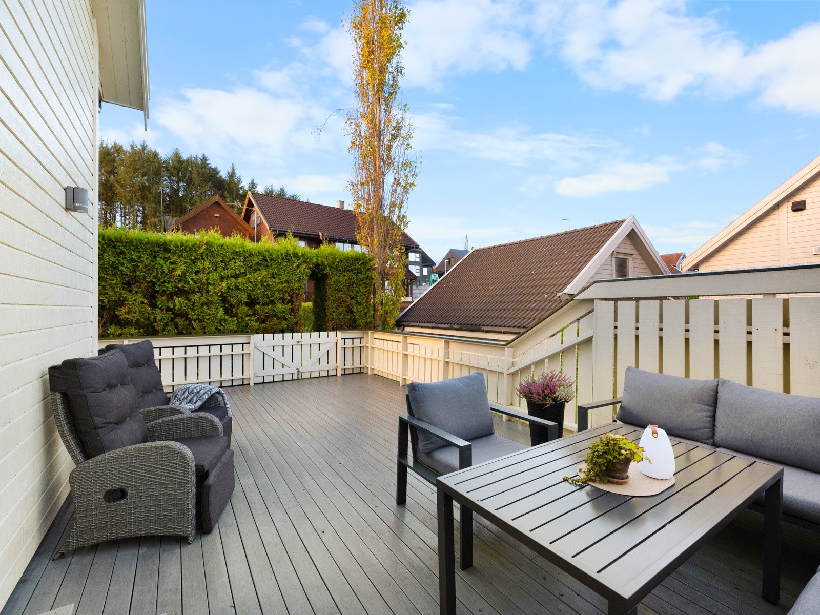 På sommerstid blir terrassen som en forlengelse av stuen. Galleribilde