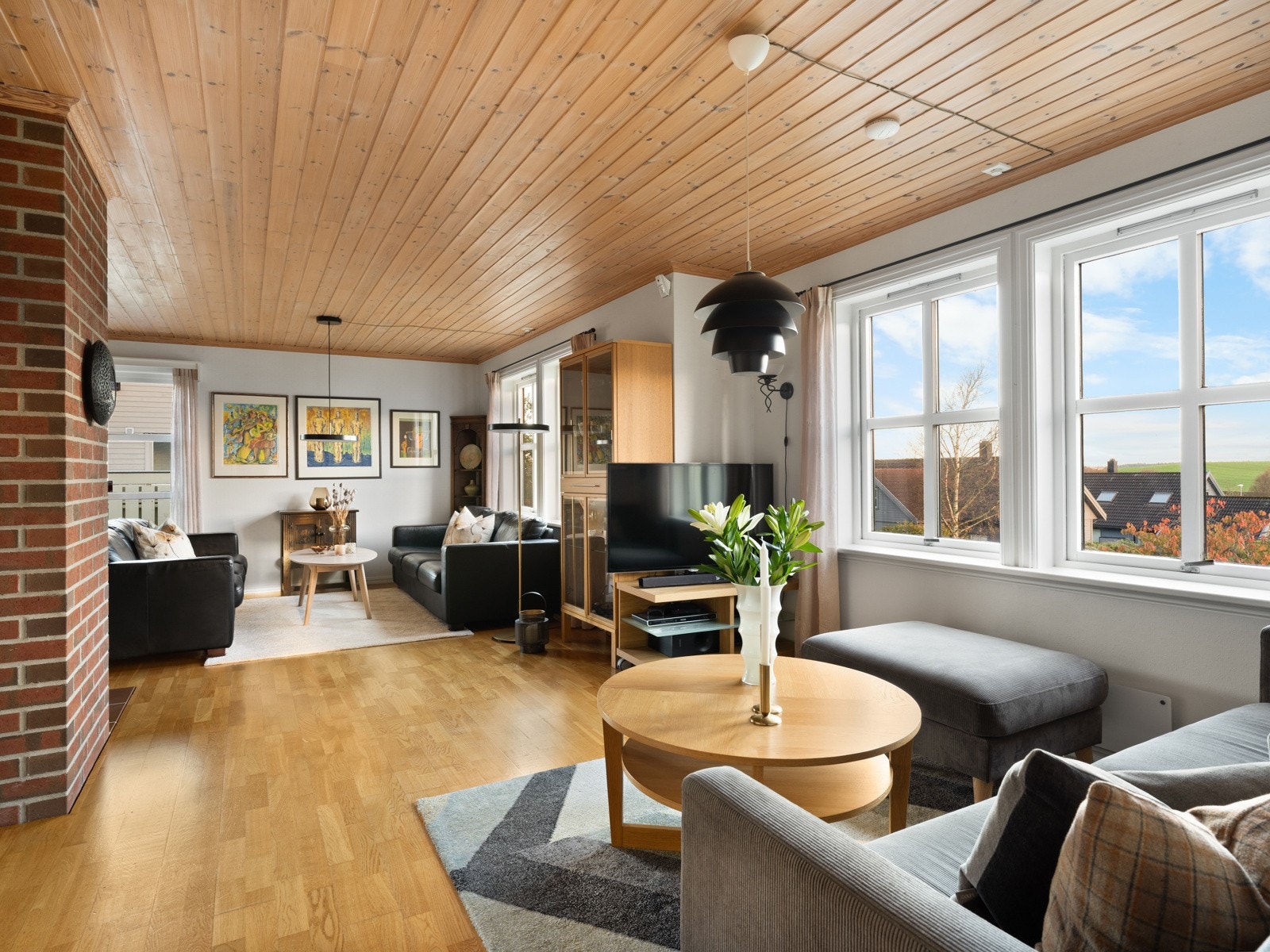 Stuen er av god størrelse og oppleves som luftig og romslig. Galleribilde