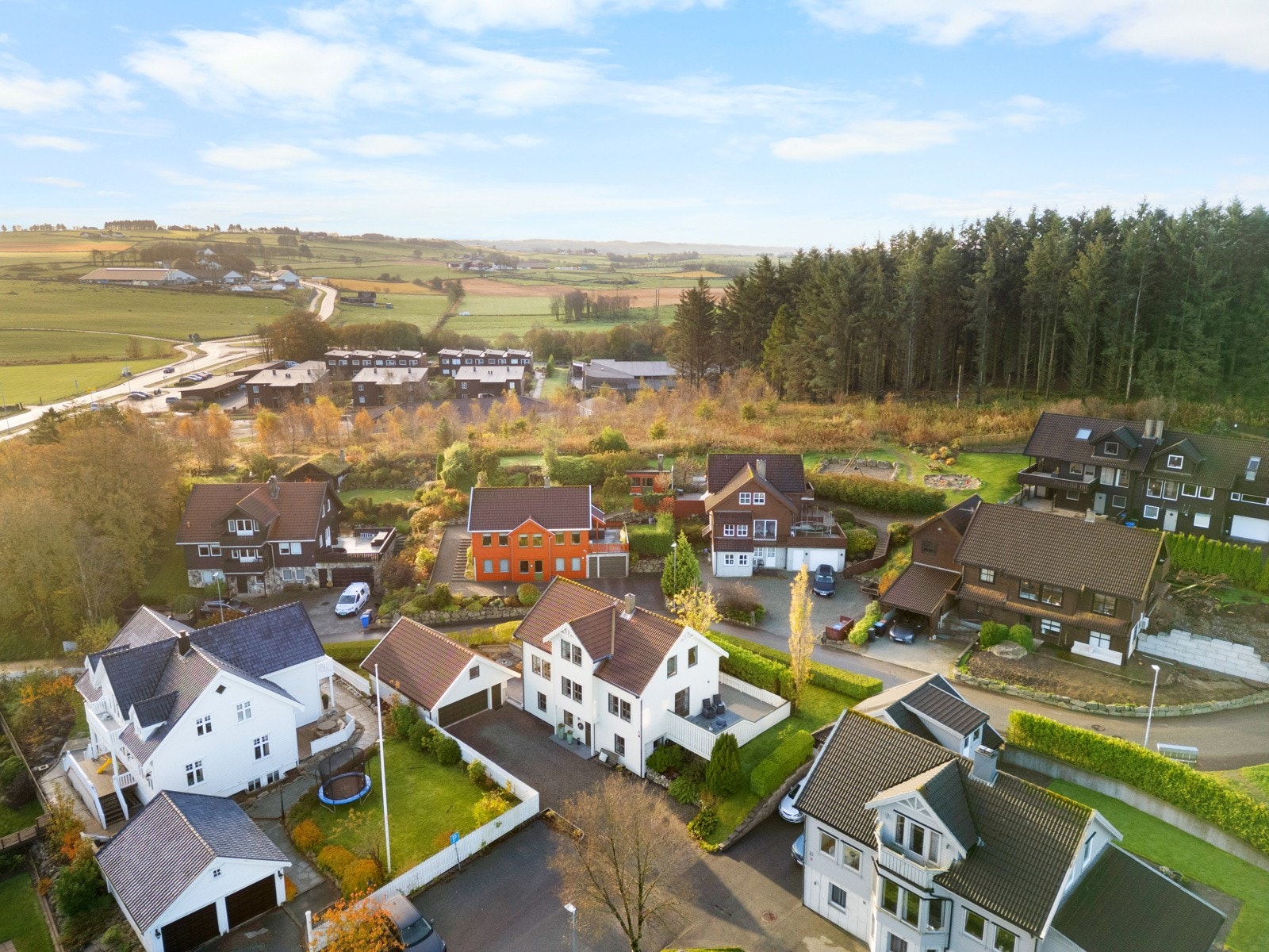 Eneboligen er beliggende i et populært og etablert boligområde på Bryne. Galleribilde