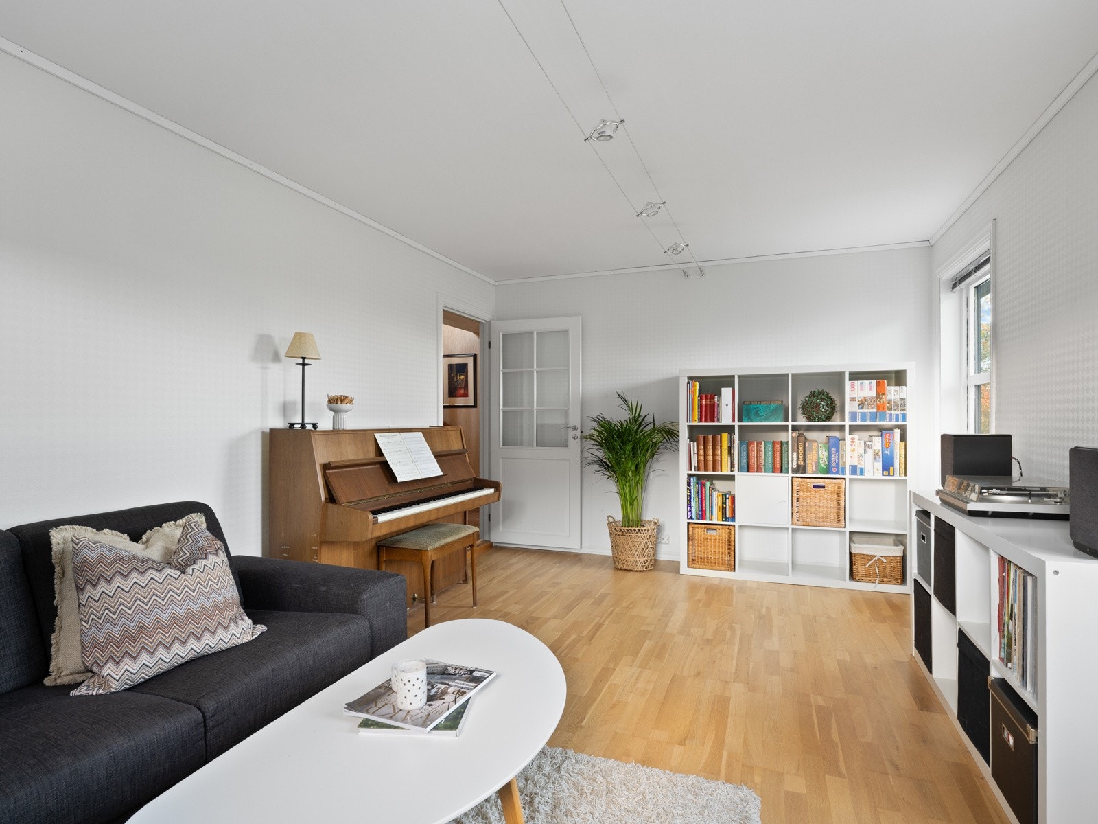 Her har man god plass til å innrede med sofa og TV-seksjon. Galleribilde