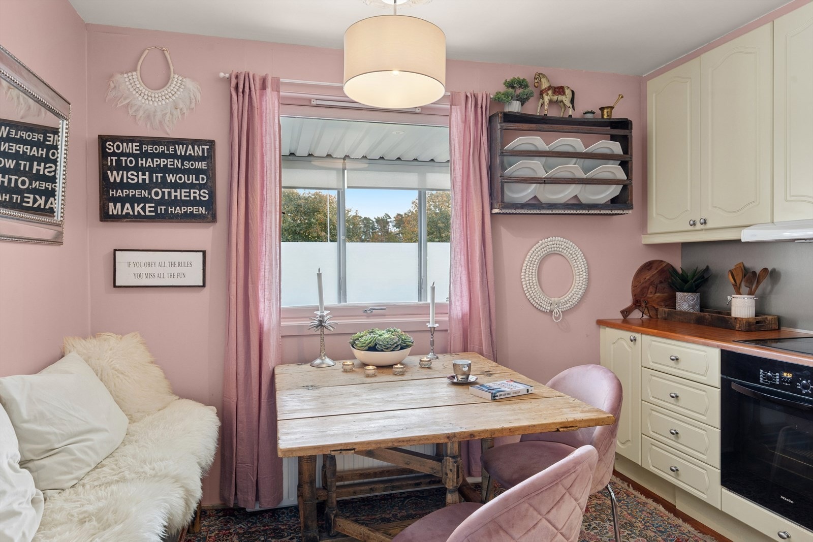 Lyst og trivelig kjøkken for deg som liker å lage mat. Galleribilde