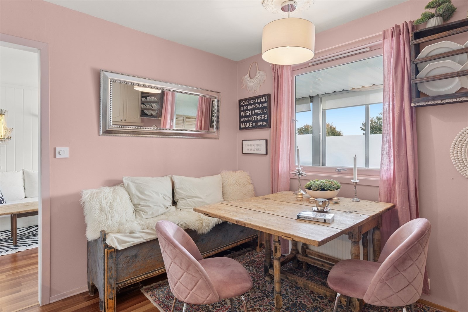 Det er montert innebygde enheter som stekeovn og platetopp. Det er også montert en Villavent vifte på kjøkkenet. Galleribilde