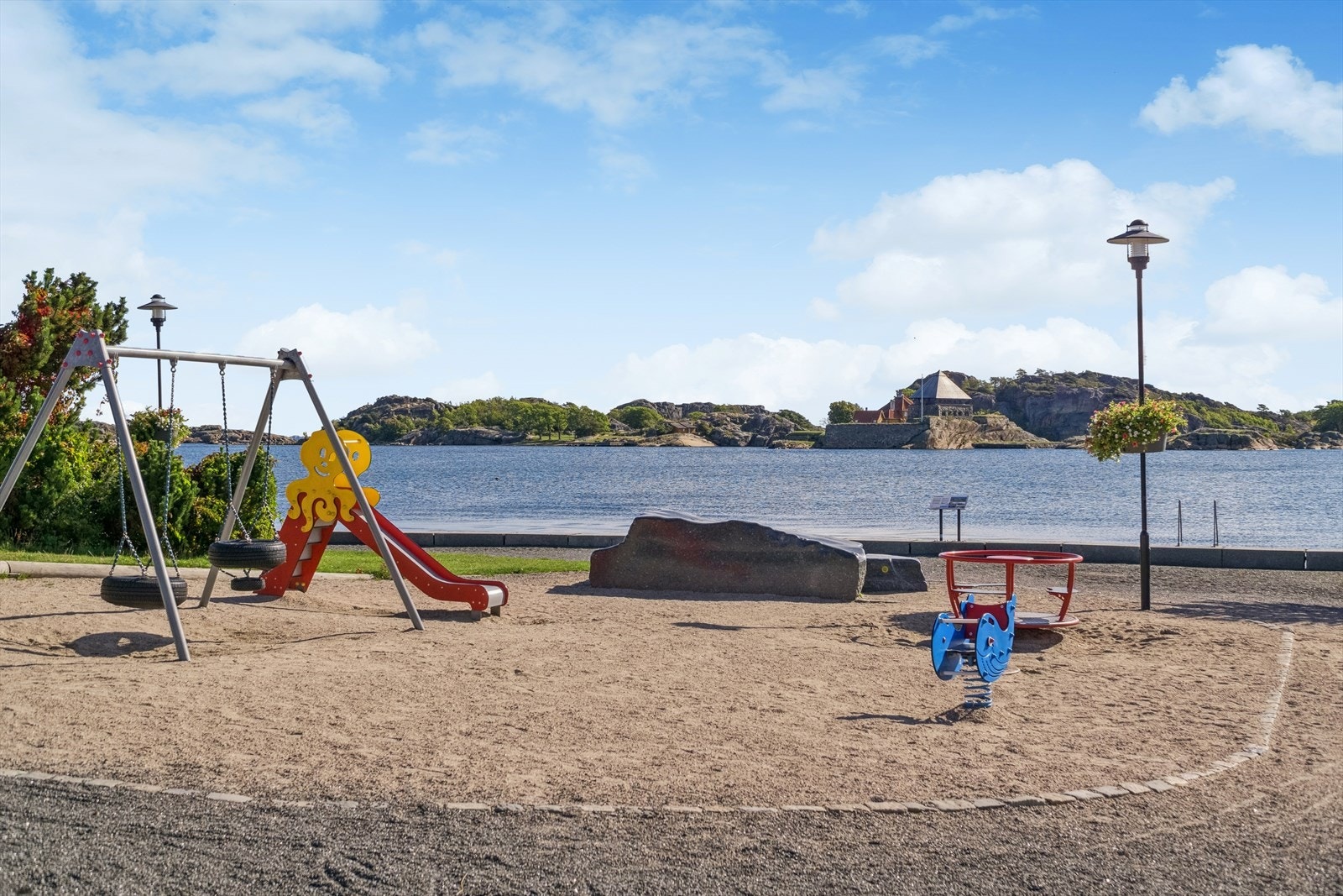 Her bor du i et rolig og veletablert boligområde med kort vei til alt byen har å by på- enten du søker et aktivt hverdagsliv, rekreasjon i vakker natur eller kulturelle opplevelser. Eiendommen ligger kun få minutters gange fra Stavern sentrum. Galleribilde