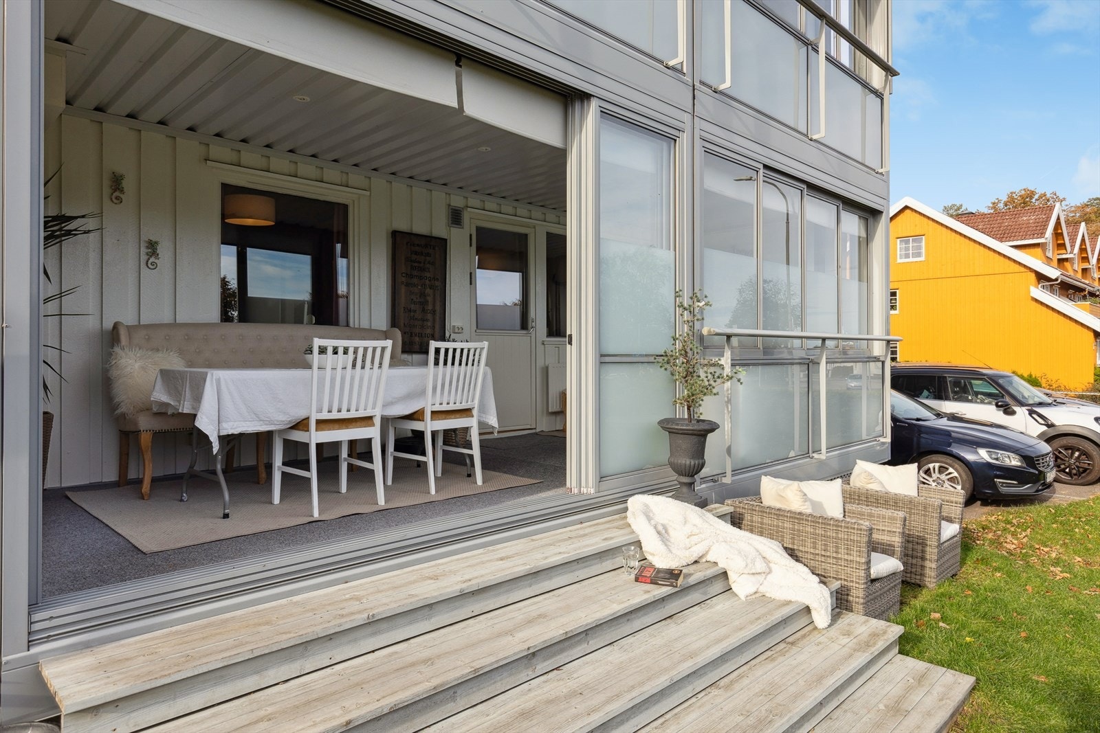 Dørene på innglasset balkong kan åpnes opp med trapp direkte ned på felleshagen. Galleribilde