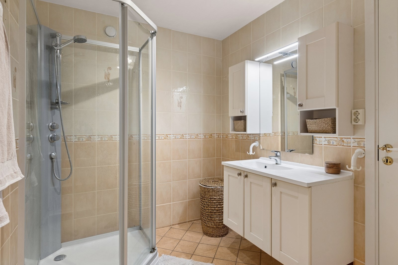 Villavent på kjøkken styrer også ventilasjonen på badet. Galleribilde