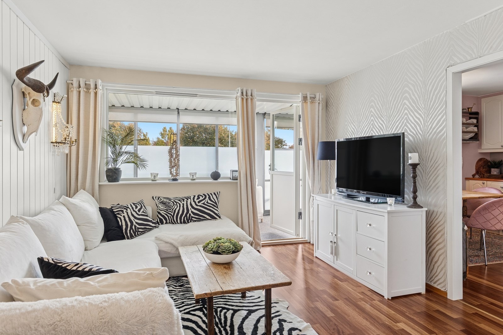 Gardinstenger medfølger ikke salget. Galleribilde