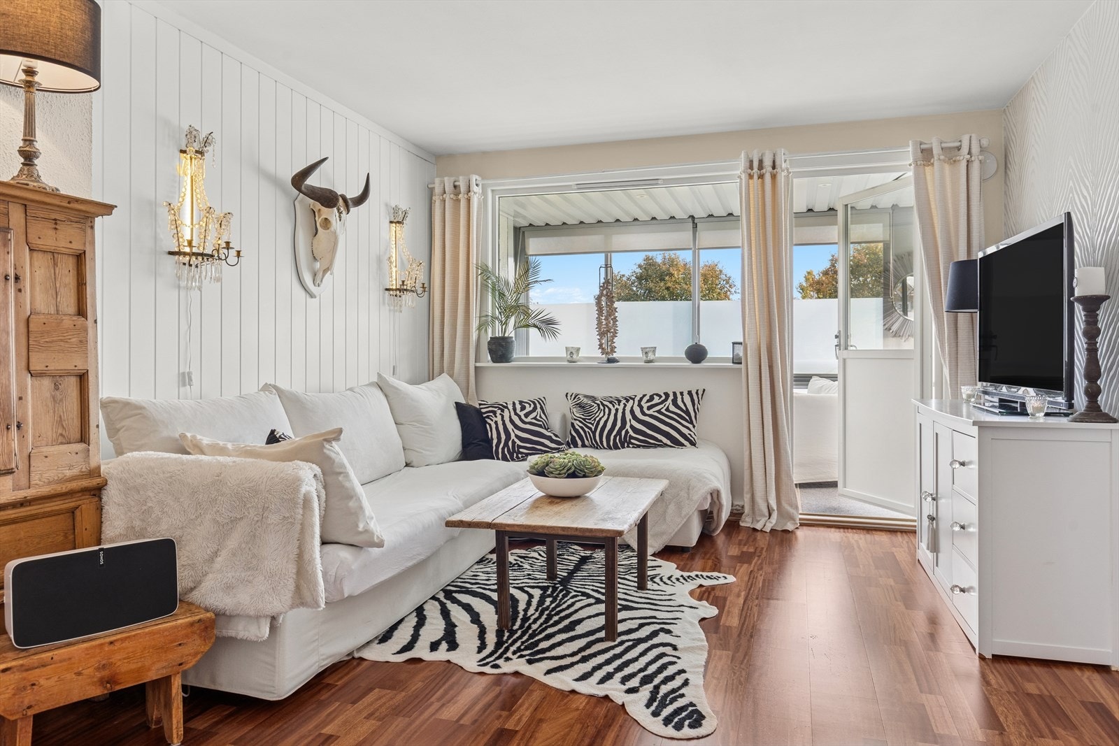 De store vindusflatene gir godt med gjennomgående lys i stuen. Galleribilde