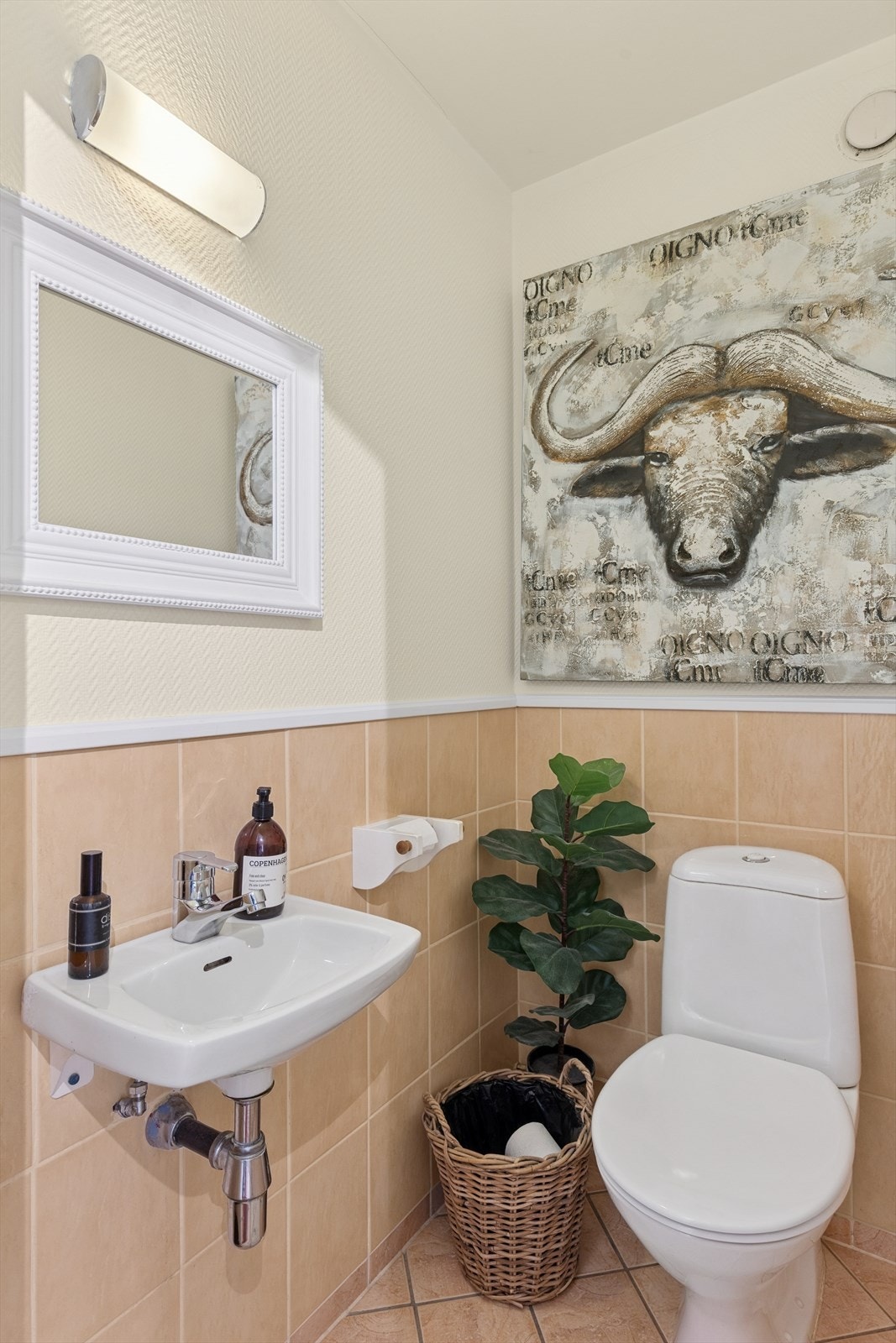 Toalettrom ligger med tilkomst fra entré. Galleribilde