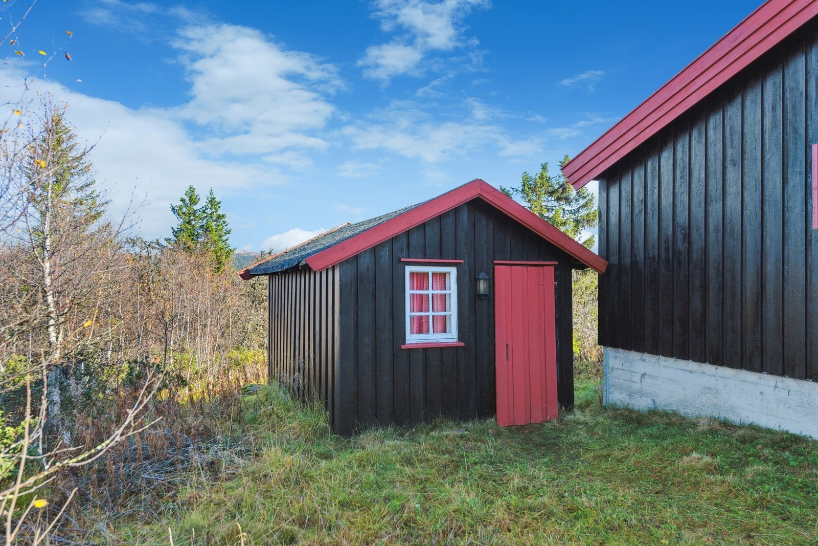 I uthuset er det god plass til oppbevaring av ved, ski, sykler eller annet. Galleribilde