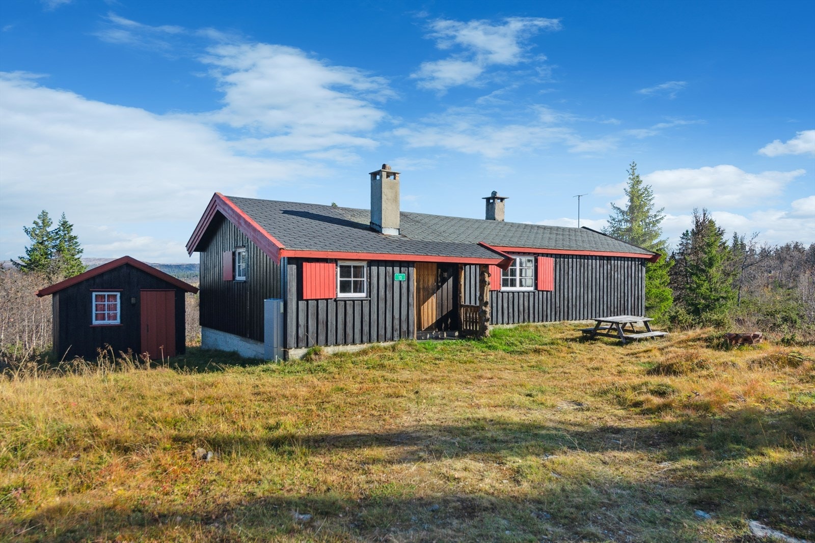 Denne fritidsboligen ligger i et hyttefelt på Trettenfjellet, med flott utsikt utover fjellet. Galleribilde