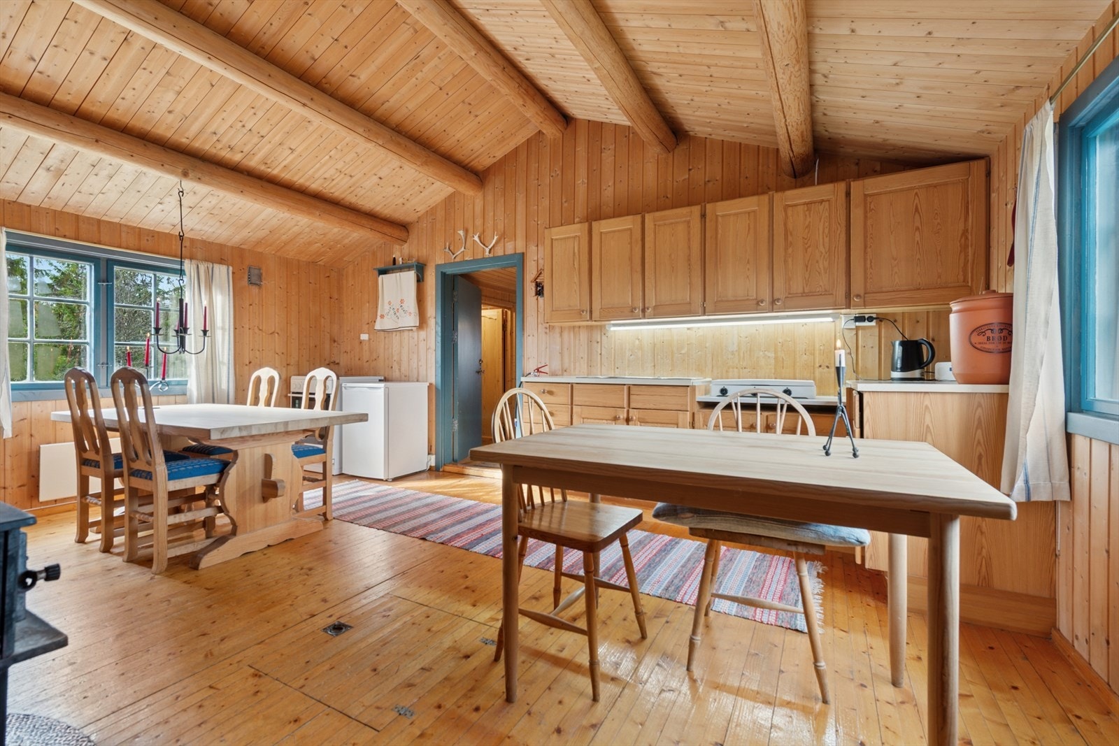 Kjøkkenet og spisestuen ligger i åpen løsning. Galleribilde