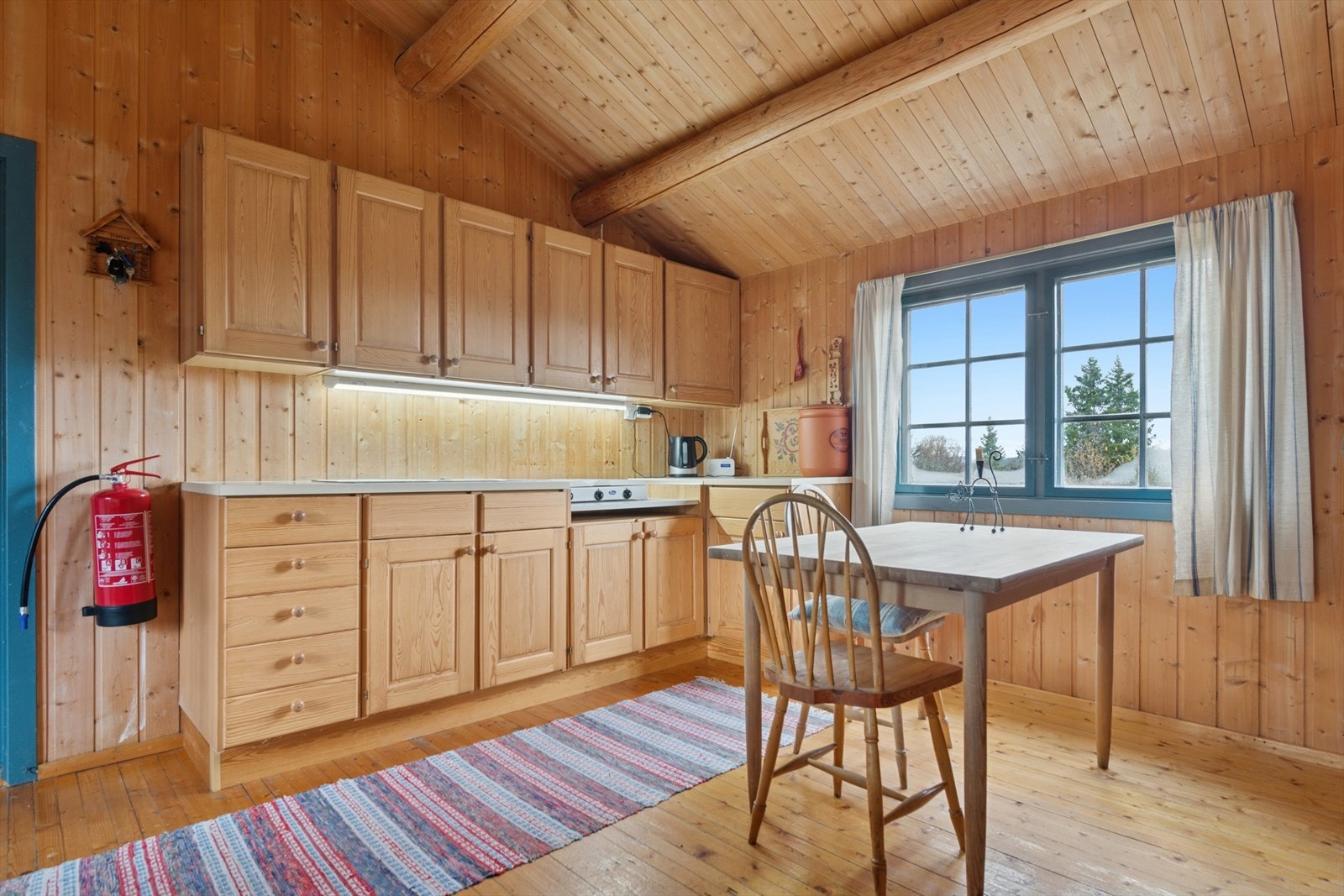 Kjøkkenet er innredet med laminerte skrog, profilerte fronter og laminat benkeplate. Galleribilde