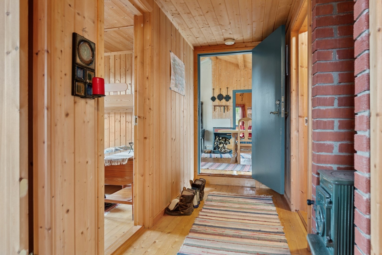 Gangen er lys og har tregulv og panelvegger. Galleribilde