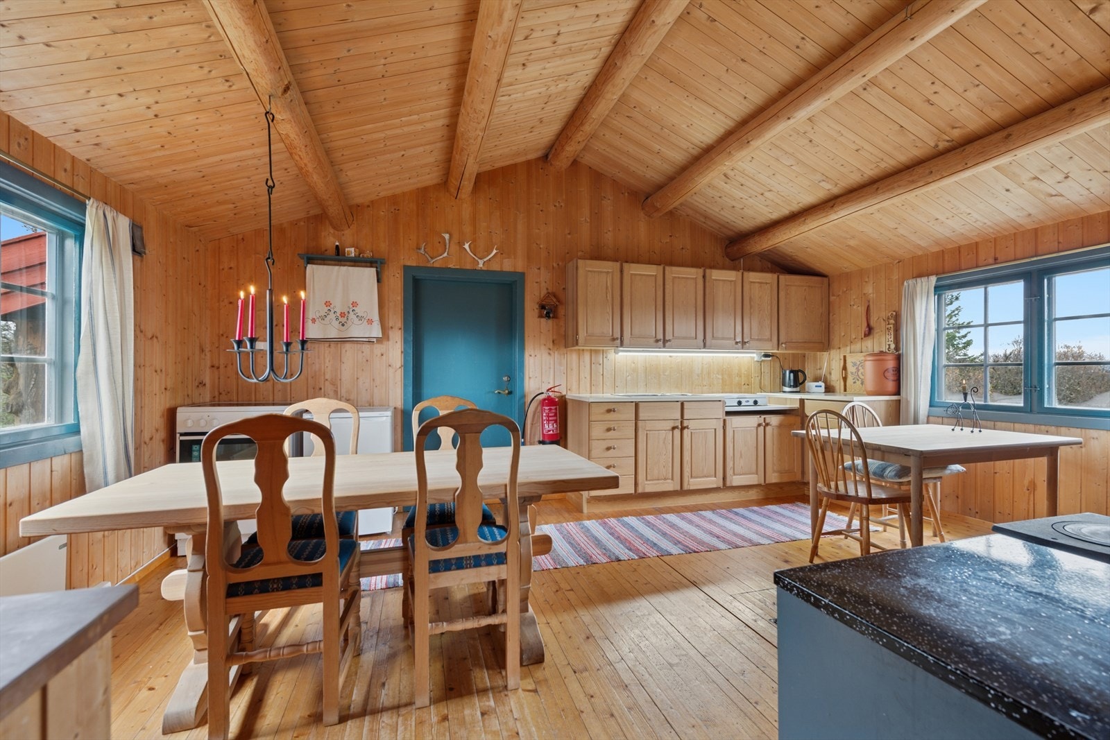 Det er plass til et stort spisebord ved kjøkkenet. Galleribilde