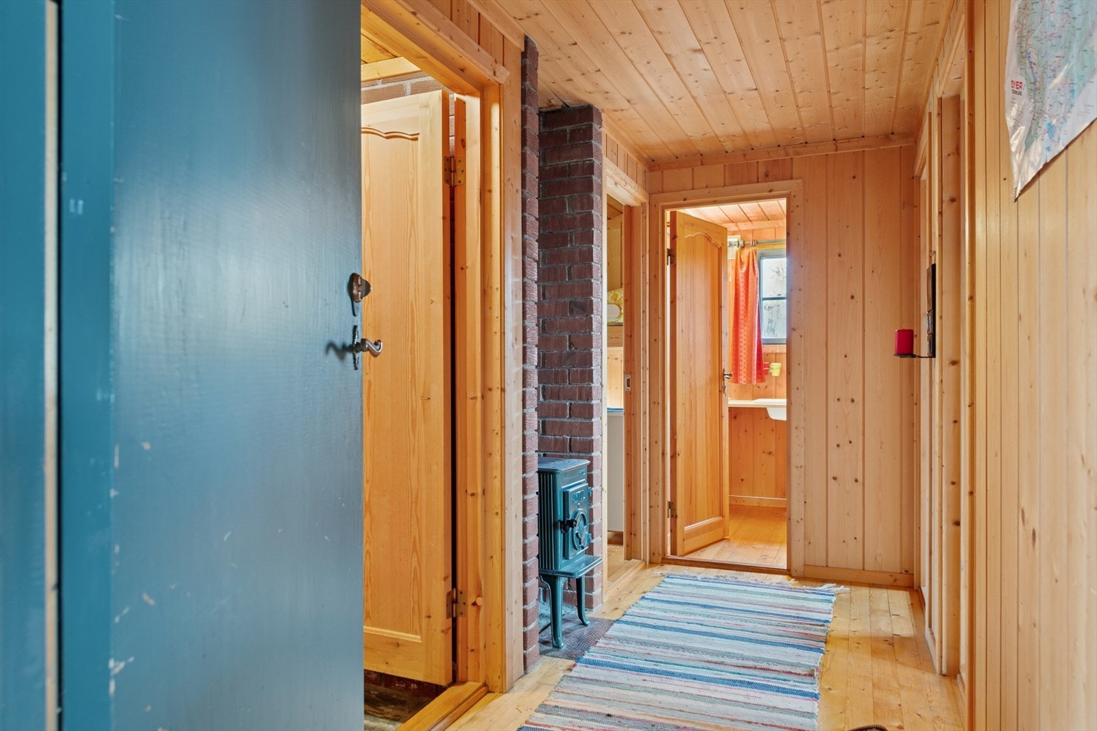 Innerste del av gang, 2 soverom og vaskerom er en del av påbygget fra 70-tallet. Galleribilde